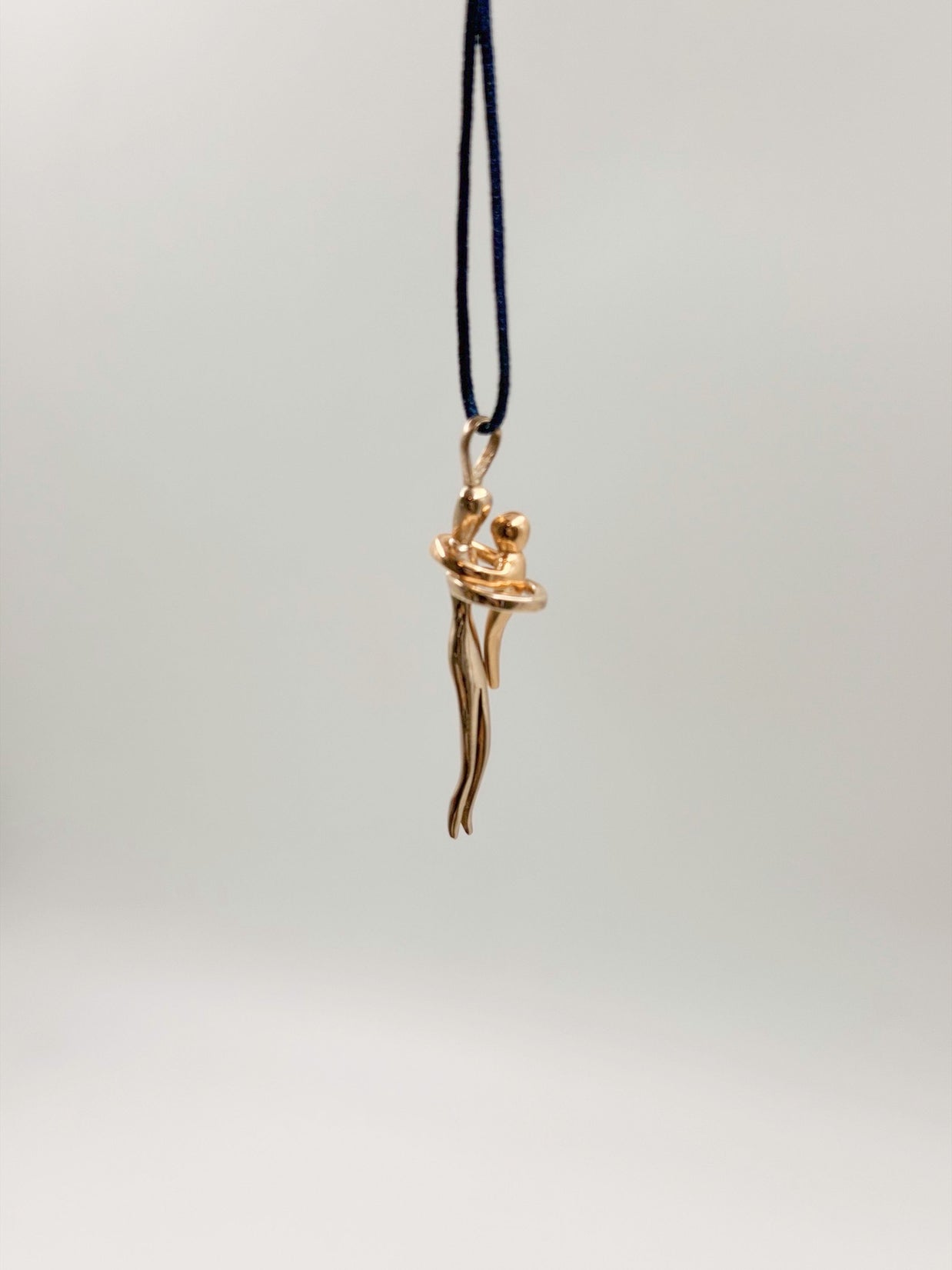 Collar abrazo mamá e hijo dos oros - Joyería Personalizada en Oro (10k, 14k, 18k) o Plata