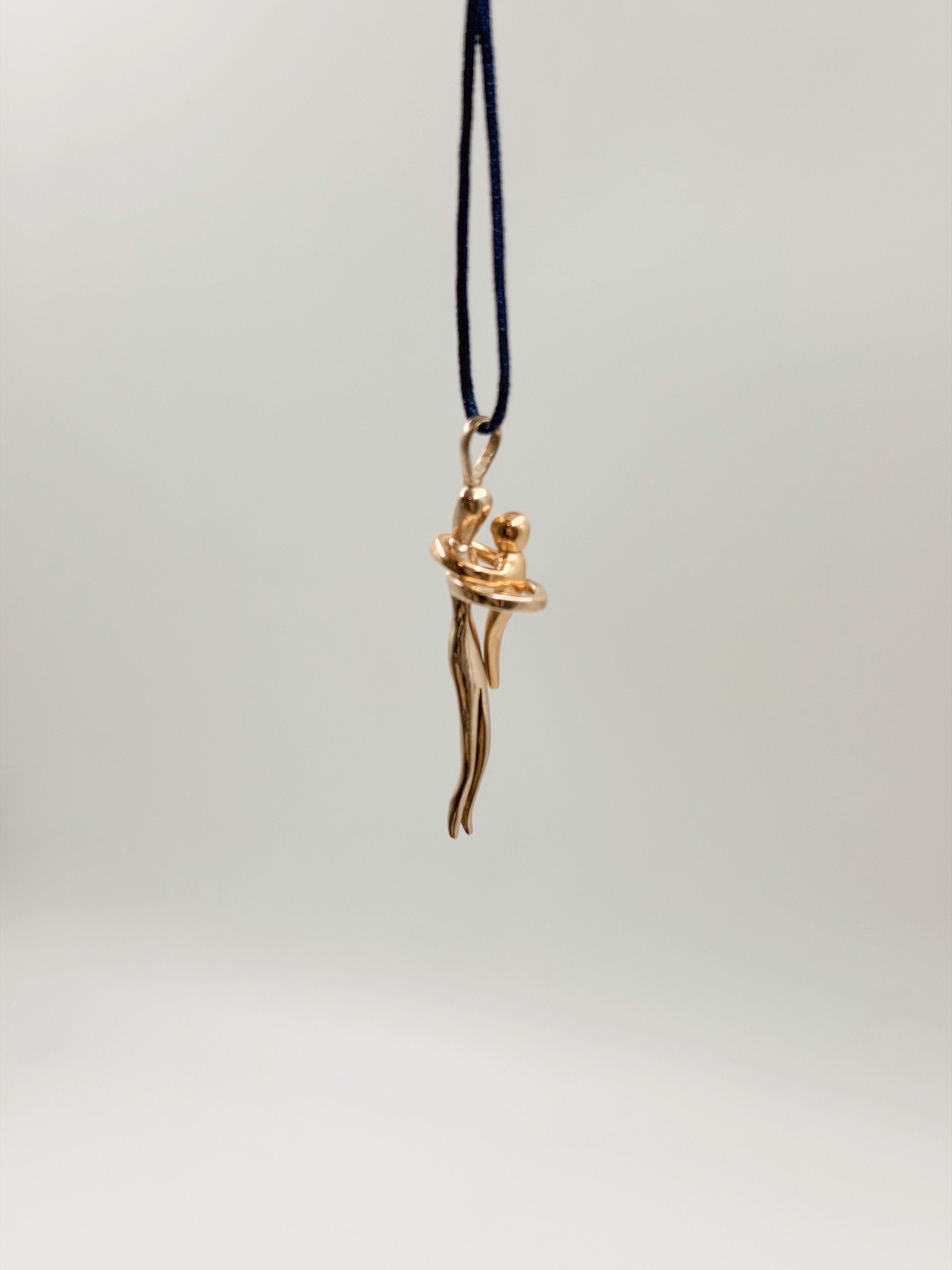 Collar abrazo mamá e hijo dos oros - Joyería Personalizada en Oro (10k, 14k, 18k) o Plata