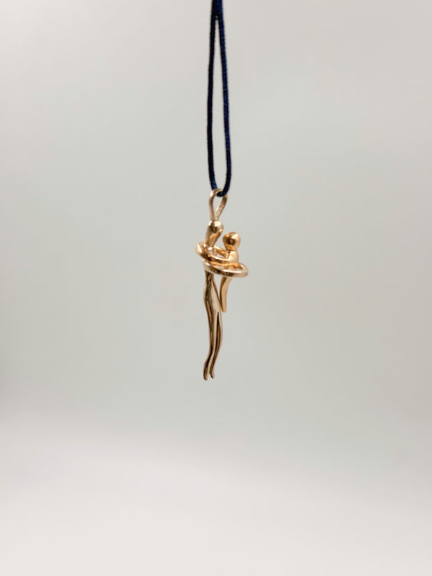 Collar abrazo mamá e hijo dos oros