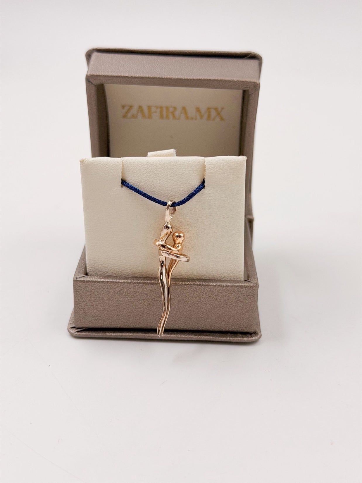 Collar abrazo mamá e hijo dos oros - Joyería Personalizada en Oro (10k, 14k, 18k) o Plata