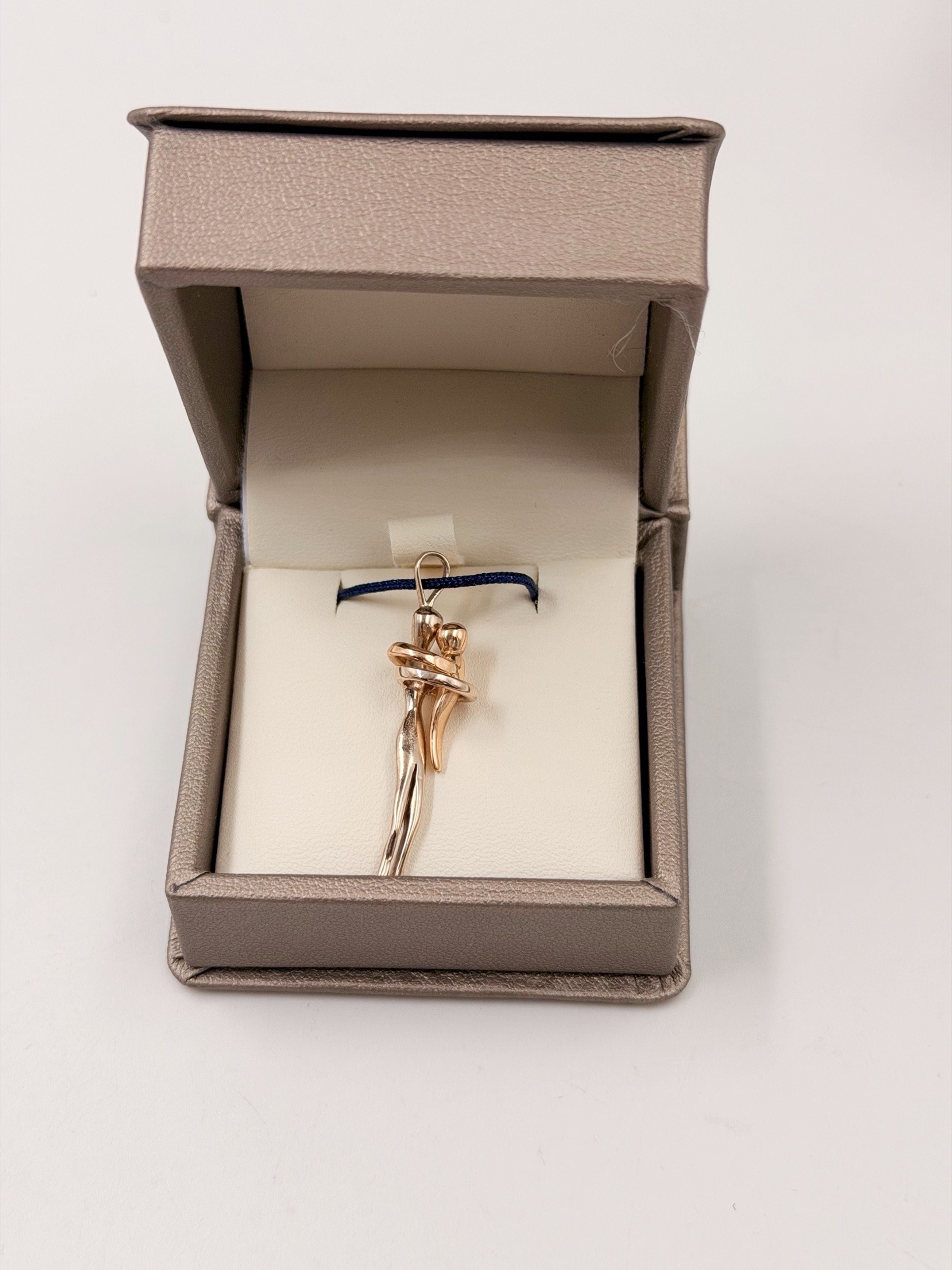 Collar abrazo mamá e hijo dos oros - Joyería Personalizada en Oro (10k, 14k, 18k) o Plata