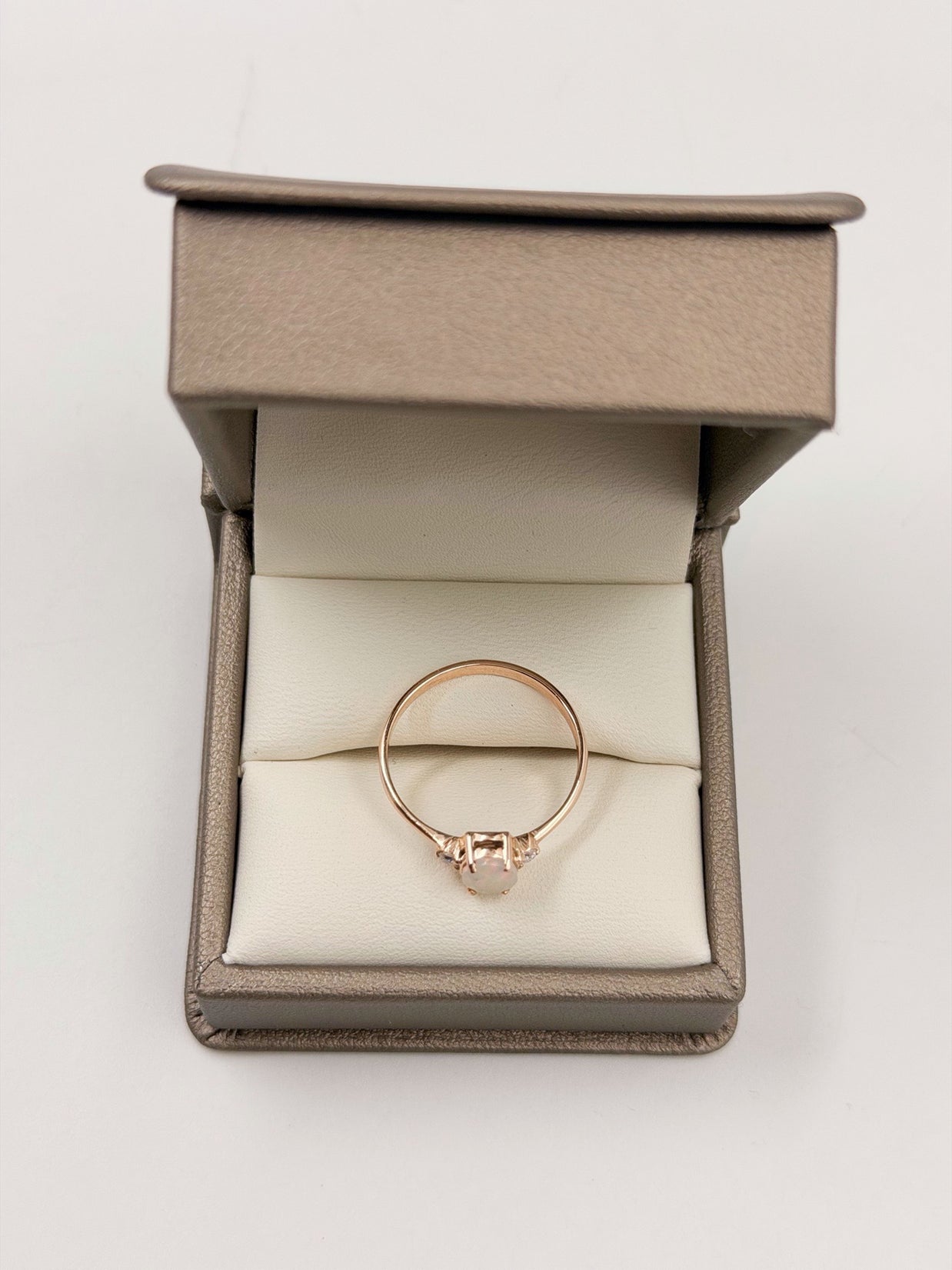 Anillo Ópalo con Moissanitas laterales - Joyería Fina en Oro Sólido (10k, 14k, 18k) o plata 0.925