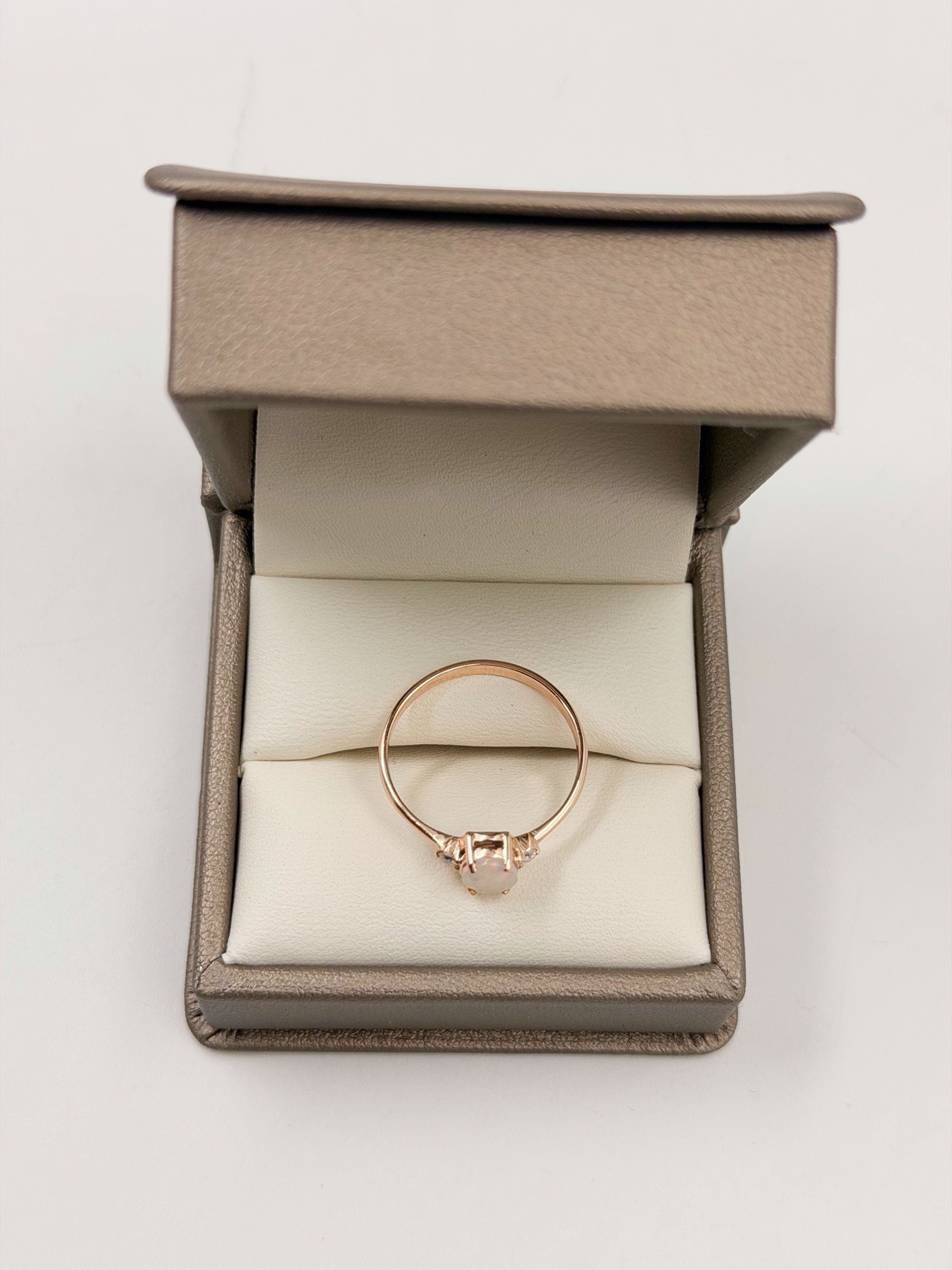 Anillo Ópalo con Moissanitas laterales - Joyería Fina en Oro Sólido (10k, 14k, 18k) o plata 0.925