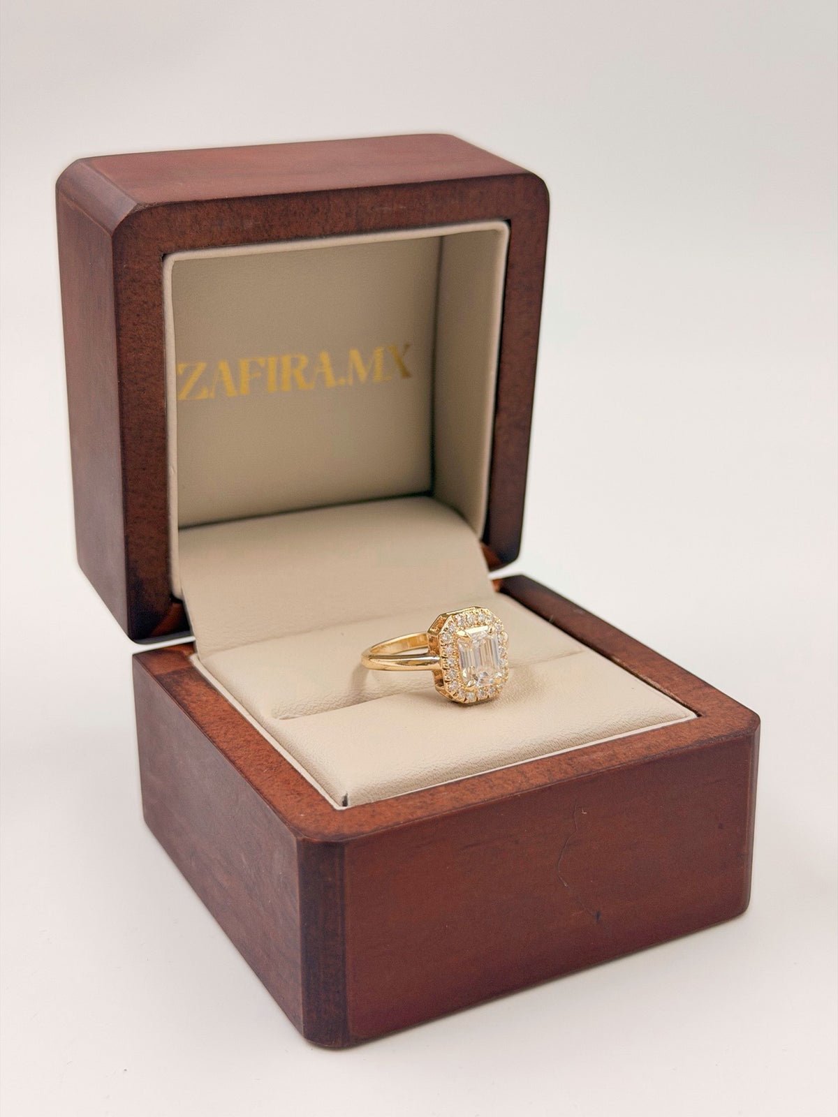 Anillo de Compromiso 1.0ct Corte Esmeralda con Halo