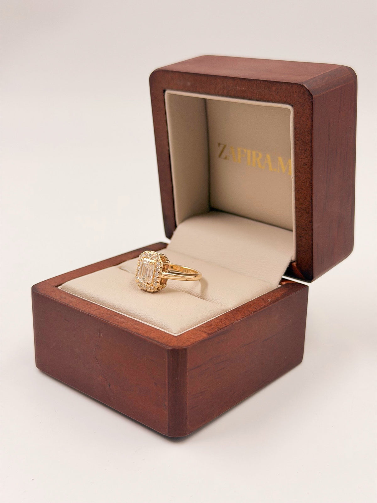 Anillo de Compromiso 1.0ct Corte Esmeralda con Halo
