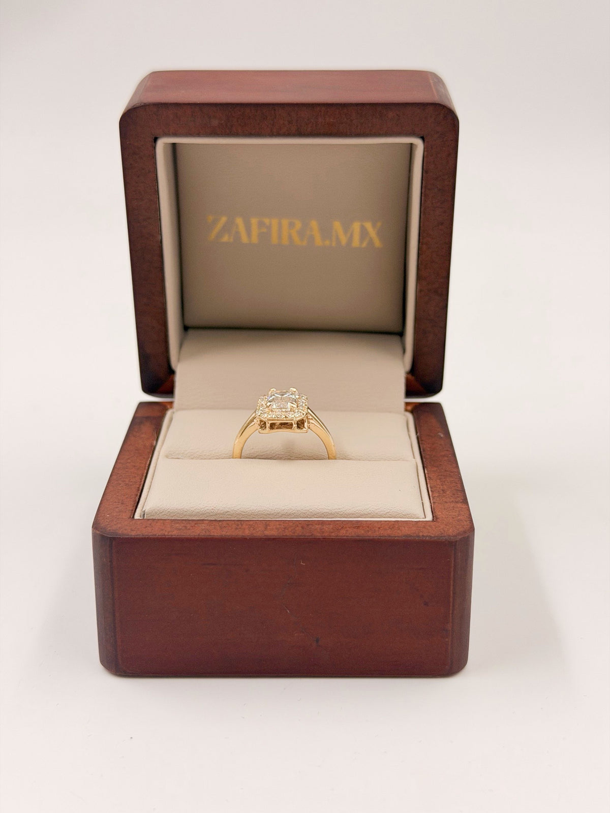 Anillo de Compromiso 1.0ct Corte Esmeralda con Halo