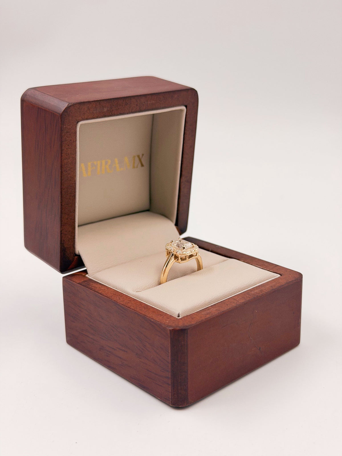 Anillo de Compromiso 1.0ct Corte Esmeralda con Halo