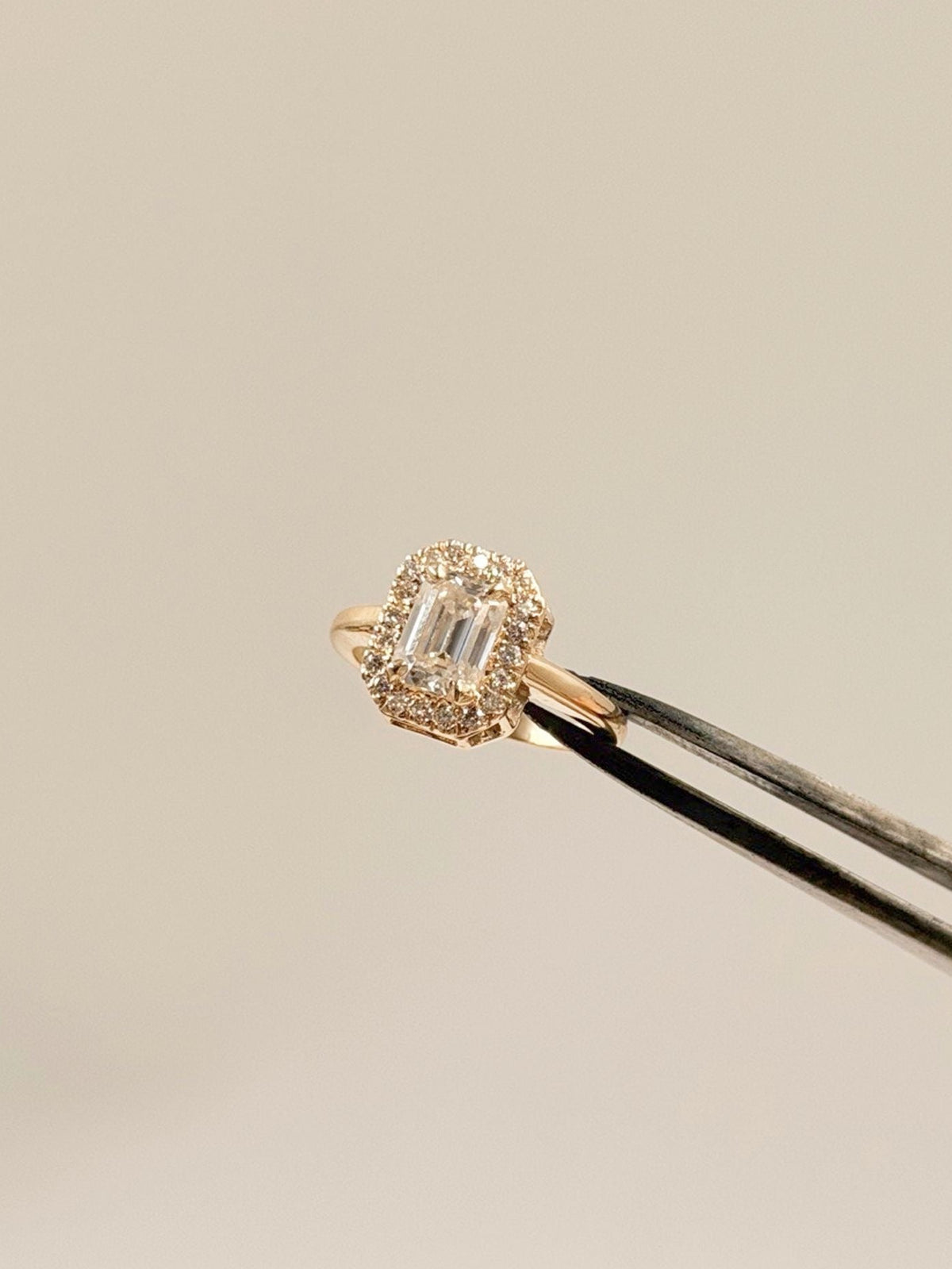 Anillo de Compromiso 1.0ct Corte Esmeralda con Halo