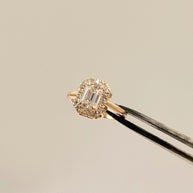 Anillo de Compromiso 1.0ct Corte Esmeralda con Halo