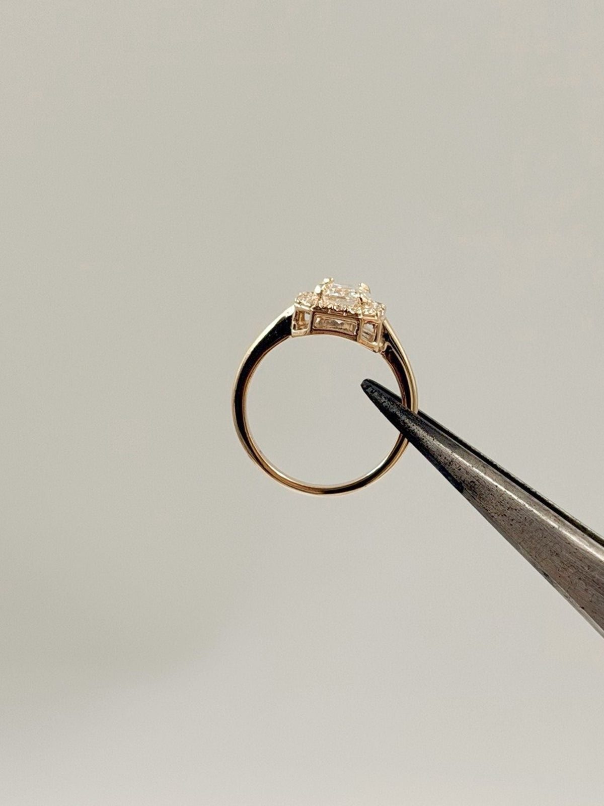 Anillo de Compromiso 1.0ct Corte Esmeralda con Halo