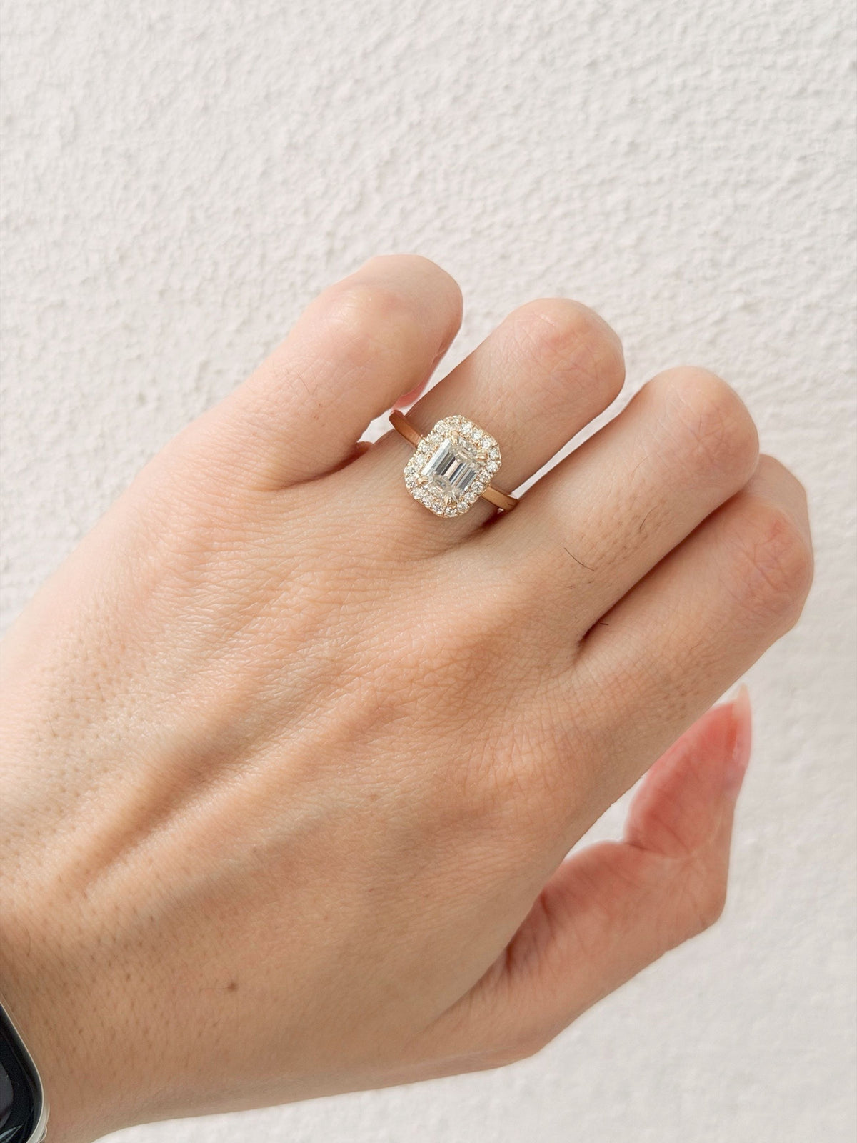 Anillo de Compromiso 1.0ct Corte Esmeralda con Halo