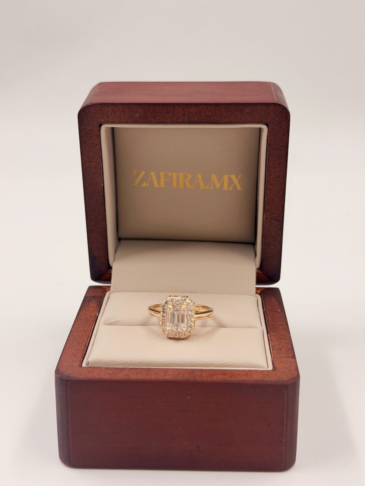 Anillo de Compromiso 1.0ct Corte Esmeralda con Halo