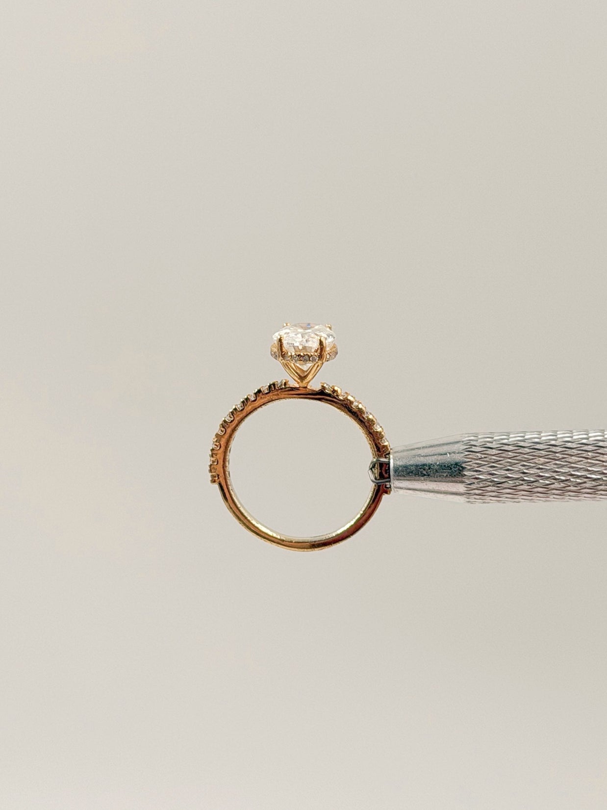 Anillo de Compromiso 2.5 Corte OVAL con Hidden halo y media churumbela- Anillo de Compromiso en Oro (10k, 14k, 18k) o Plata 0.925 y Diamante Lab-Grown o Moissanita