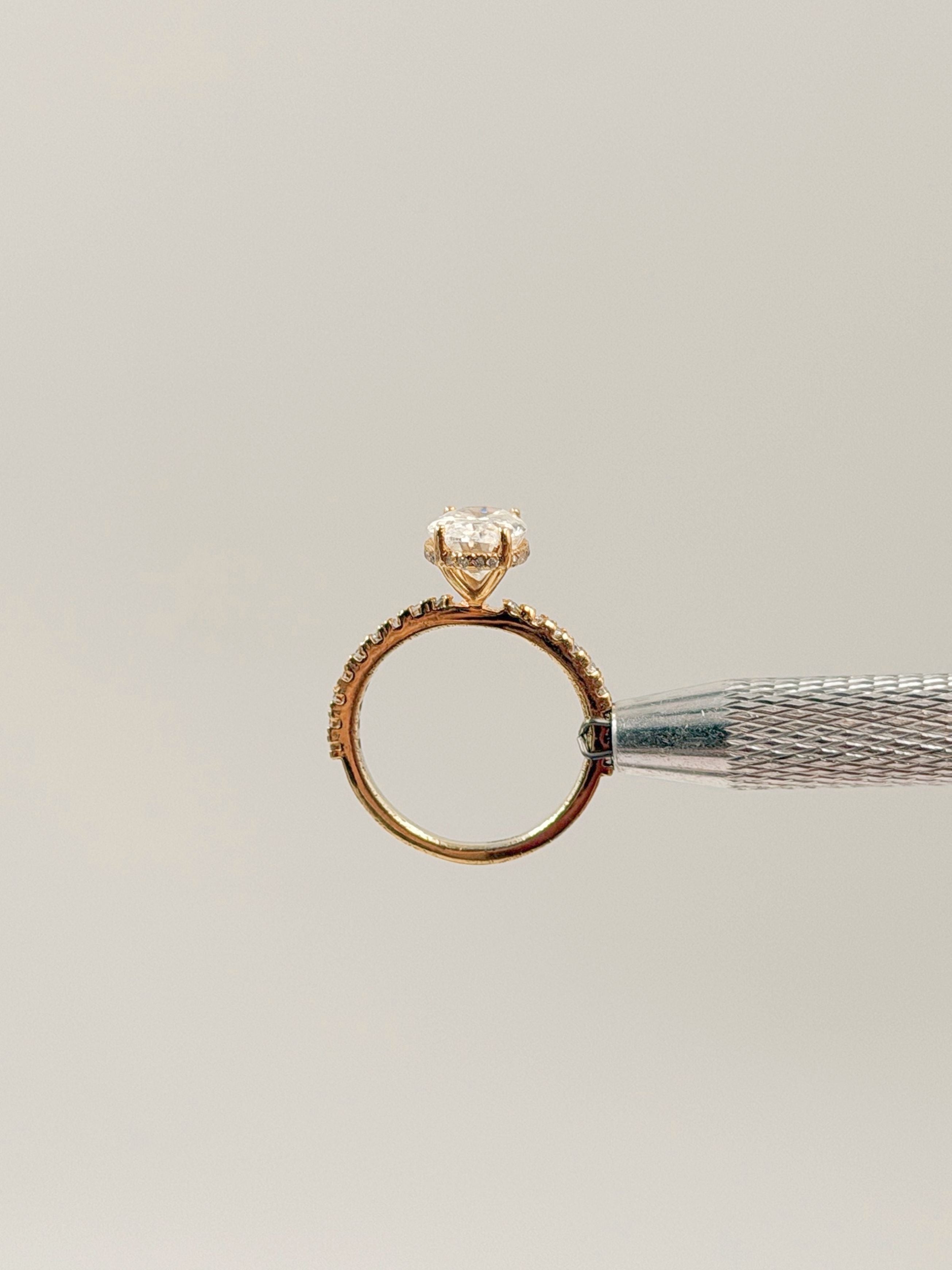 Anillo de Compromiso 2.5 Corte OVAL con Hidden halo y media churumbela- Anillo de Compromiso en Oro (10k, 14k, 18k) o Plata 0.925 y Diamante Lab-Grown o Moissanita