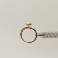 Anillo de Compromiso 2.5 Corte OVAL con Hidden halo y media churumbela- Anillo de Compromiso en Oro (10k, 14k, 18k) o Plata 0.925 y Diamante Lab-Grown o Moissanita