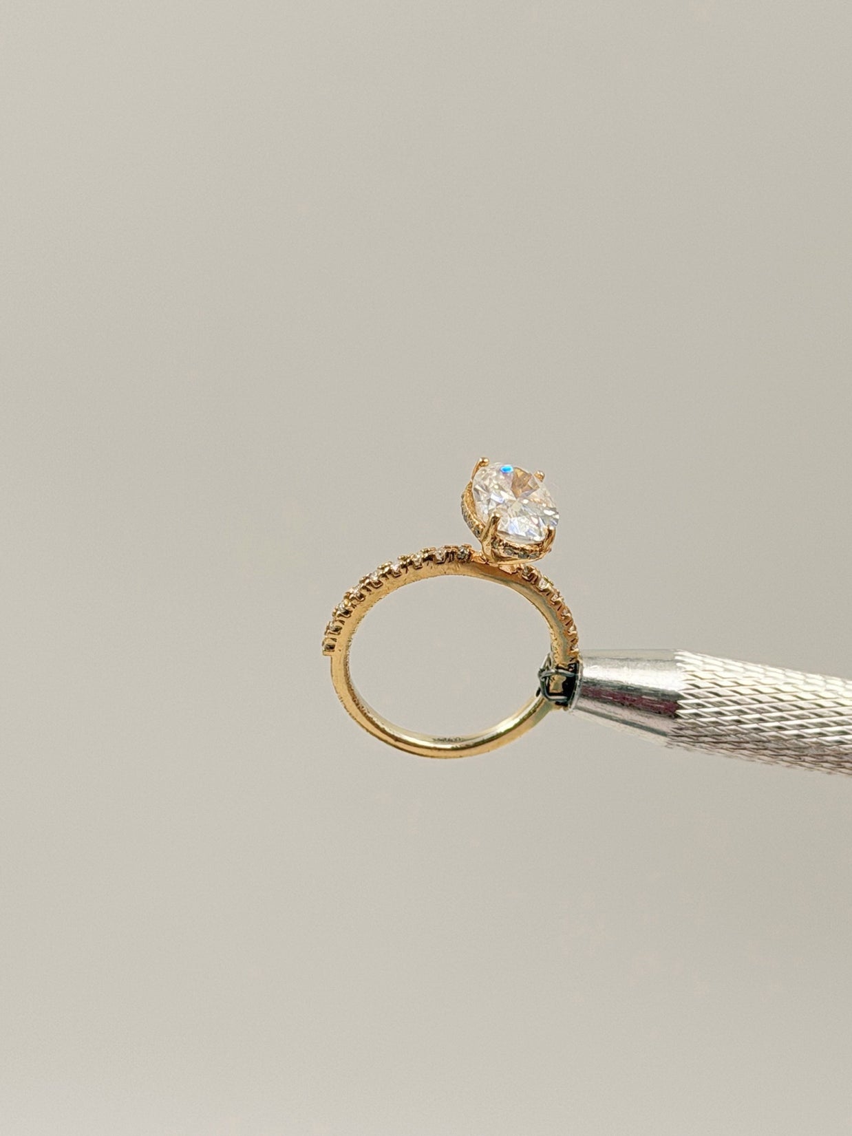 Anillo de Compromiso 2.5 Corte OVAL con Hidden halo y media churumbela- Anillo de Compromiso en Oro (10k, 14k, 18k) o Plata 0.925 y Diamante Lab-Grown o Moissanita