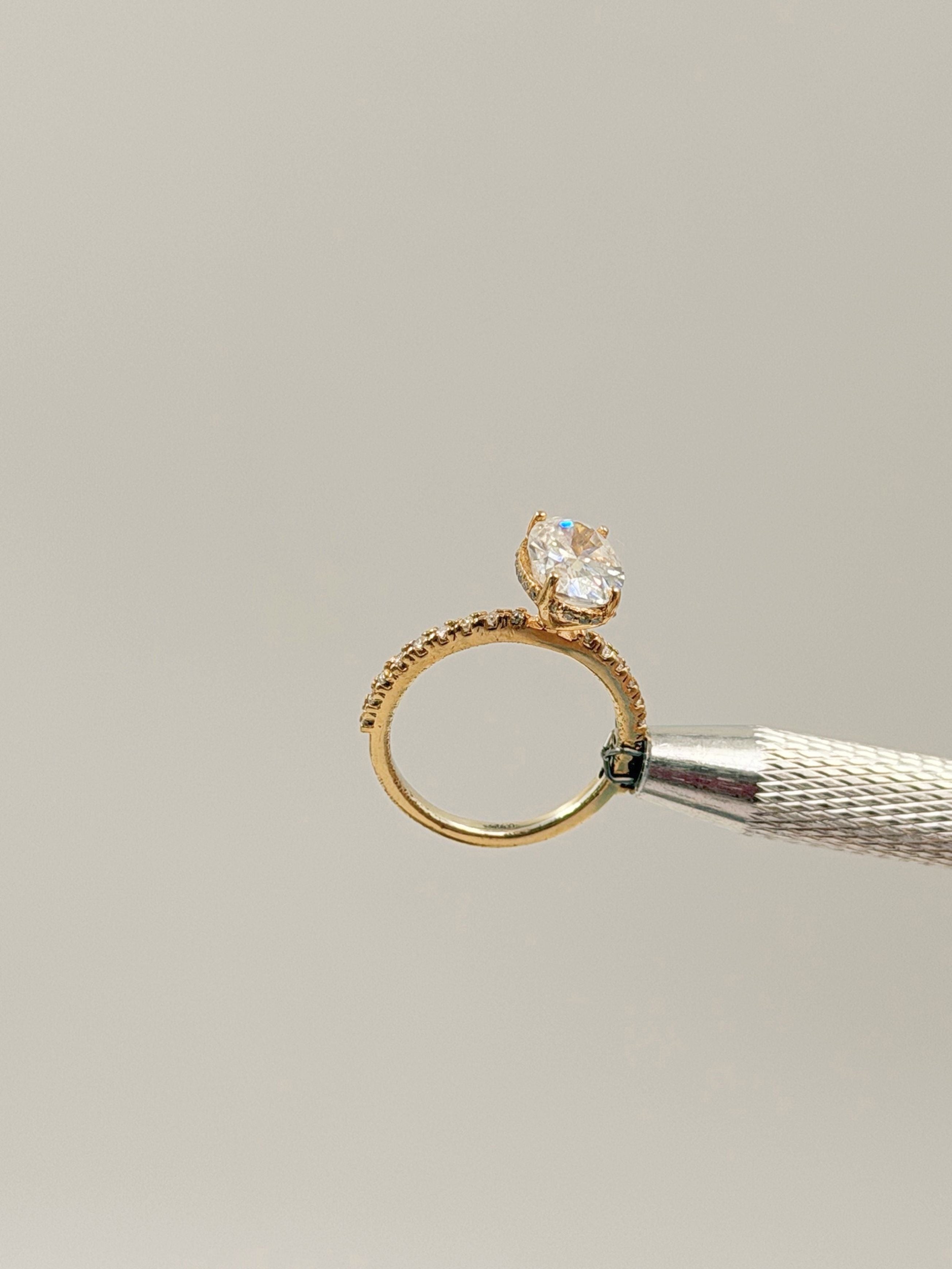 Anillo de Compromiso 2.5 Corte OVAL con Hidden halo y media churumbela- Anillo de Compromiso en Oro (10k, 14k, 18k) o Plata 0.925 y Diamante Lab-Grown o Moissanita