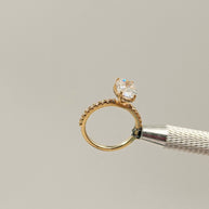 Anillo de Compromiso 2.5 Corte OVAL con Hidden halo y media churumbela- Anillo de Compromiso en Oro (10k, 14k, 18k) o Plata 0.925 y Diamante Lab-Grown o Moissanita