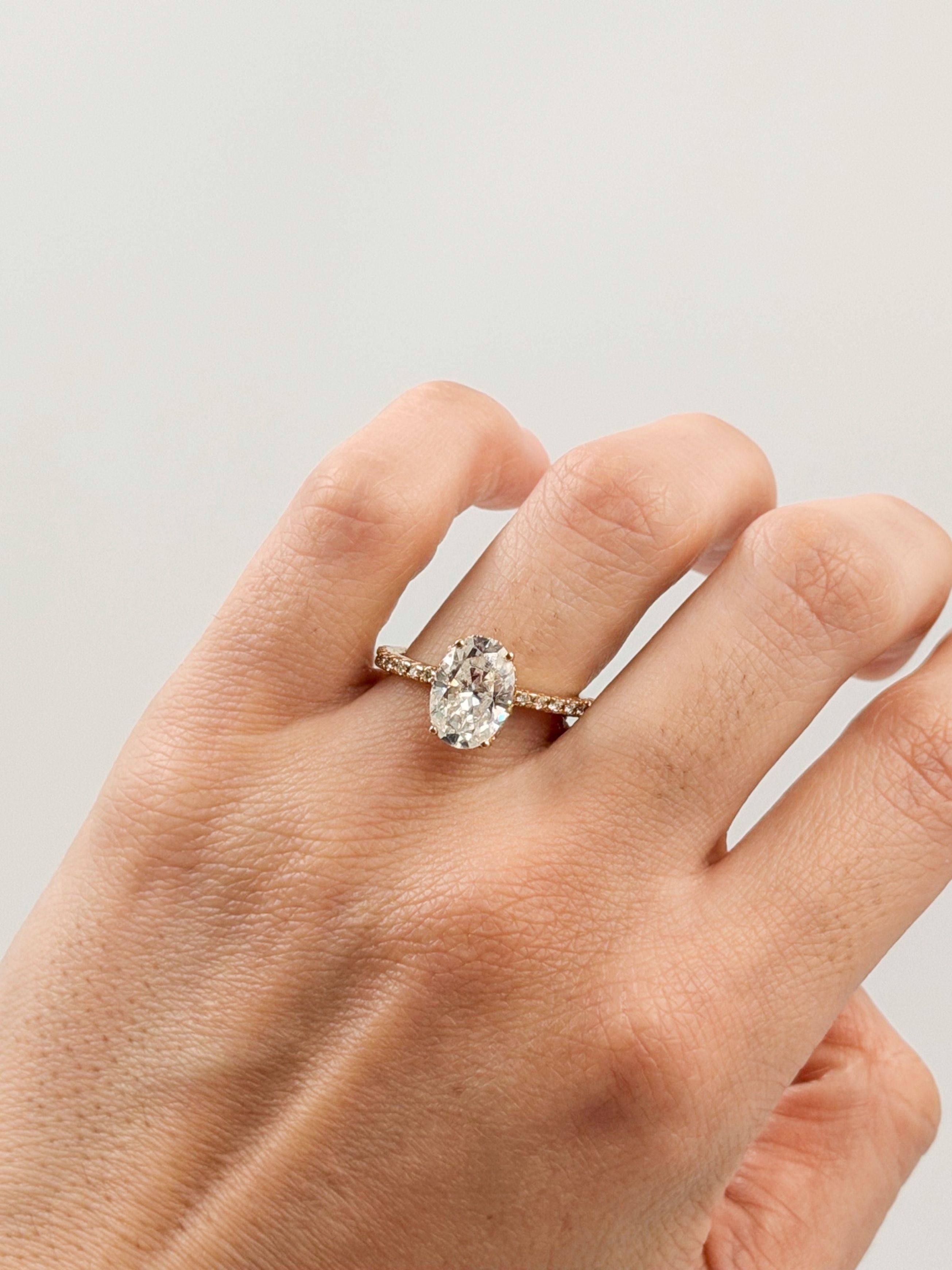 Anillo de Compromiso 2.5 Corte OVAL con Hidden halo y media churumbela- Anillo de Compromiso en Oro (10k, 14k, 18k) o Plata 0.925 y Diamante Lab-Grown o Moissanita
