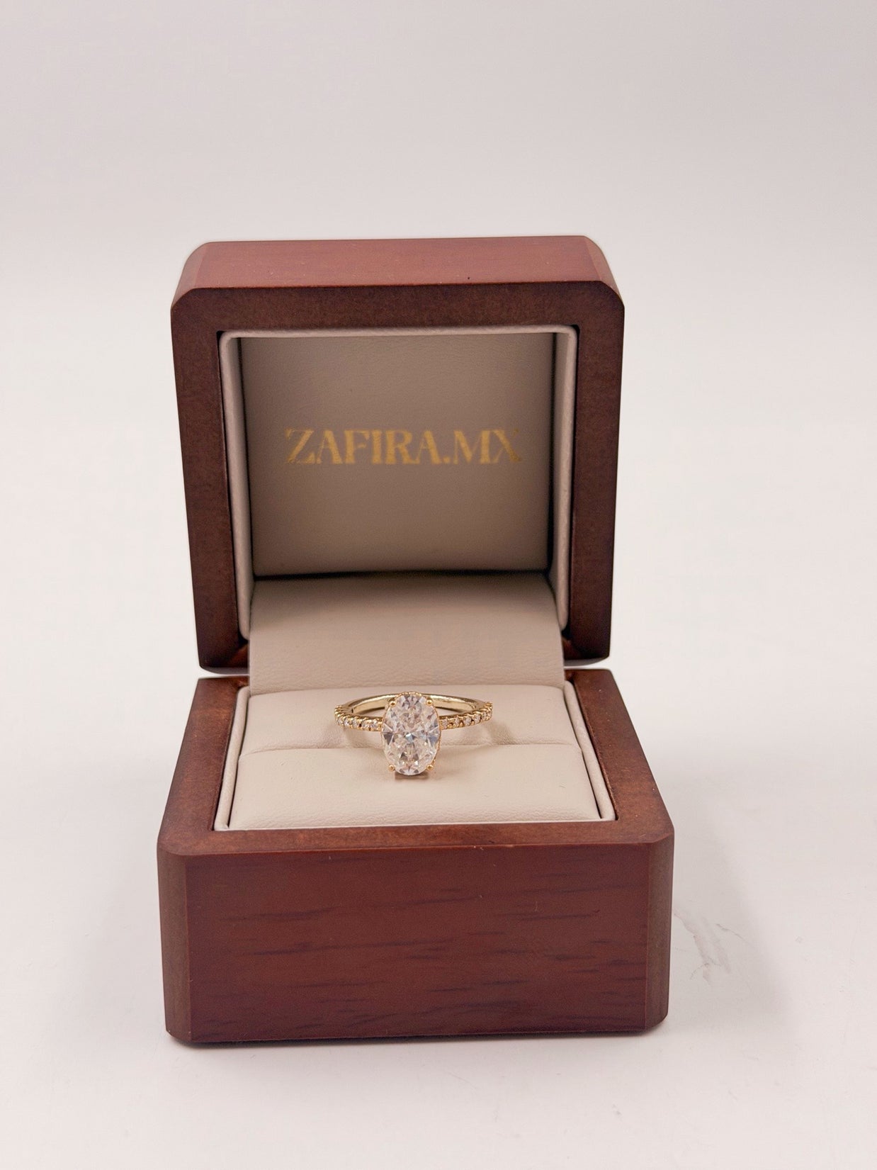 Anillo de Compromiso 2.5 Corte OVAL con Hidden halo y media churumbela- Anillo de Compromiso en Oro (10k, 14k, 18k) o Plata 0.925 y Diamante Lab-Grown o Moissanita