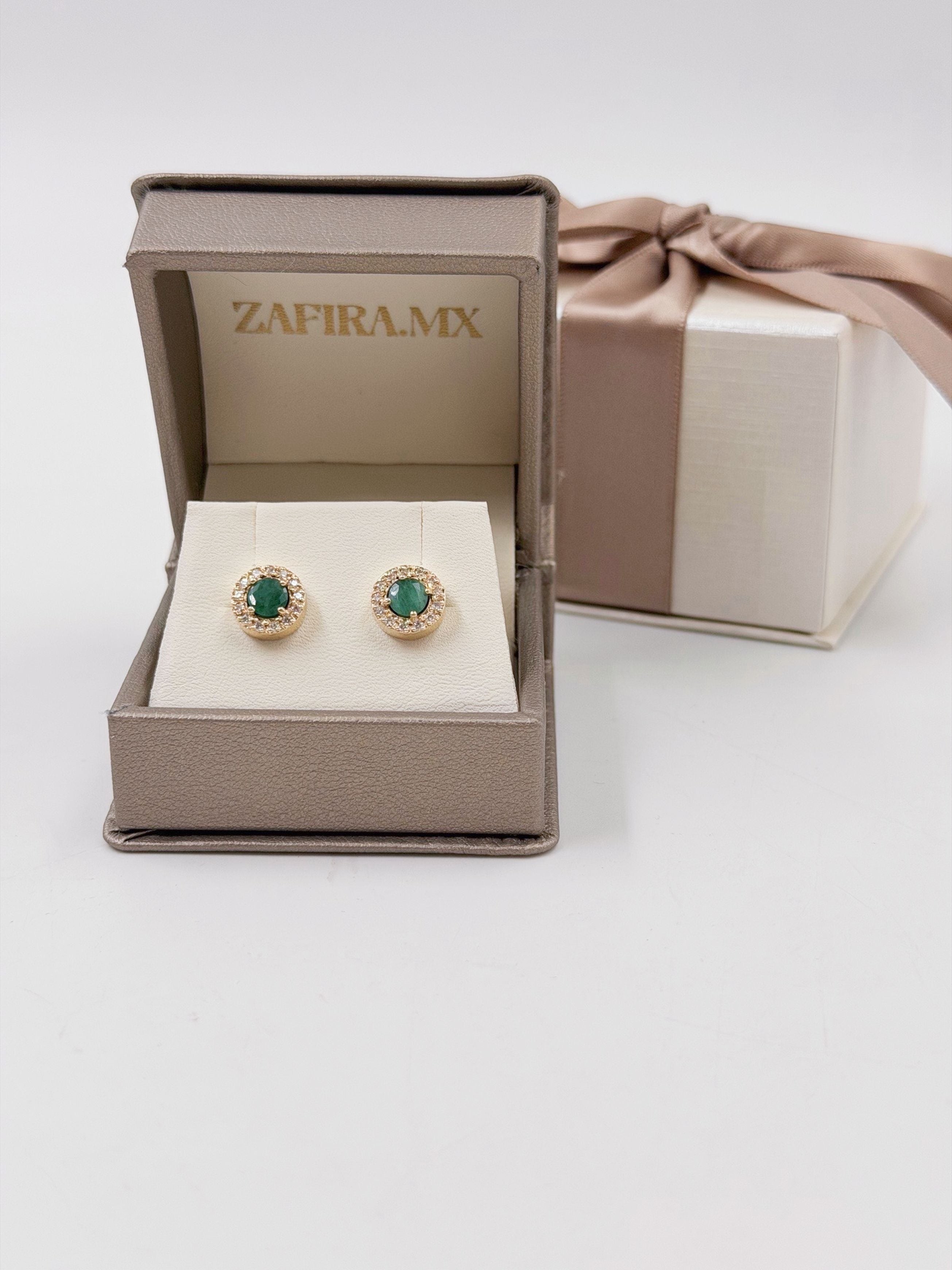 Arete Esmeralda con Halo - Aretes de Oro (10k, 14k, 18k) y Piedras Preciosas