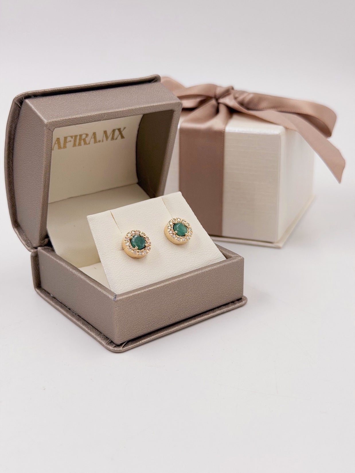 Arete Esmeralda con Halo - Aretes de Oro (10k, 14k, 18k) y Piedras Preciosas