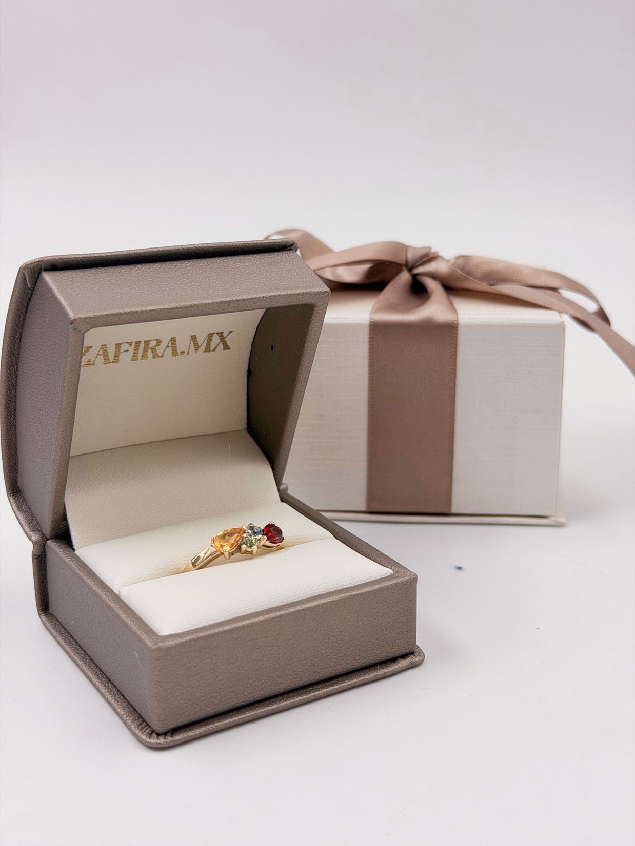 Family Ring 4 piedras Diseño 6 - Anillo Familiar de Oro (10k, 14k, 18k) o Plata 0.925 y Piedras de Nacimiento