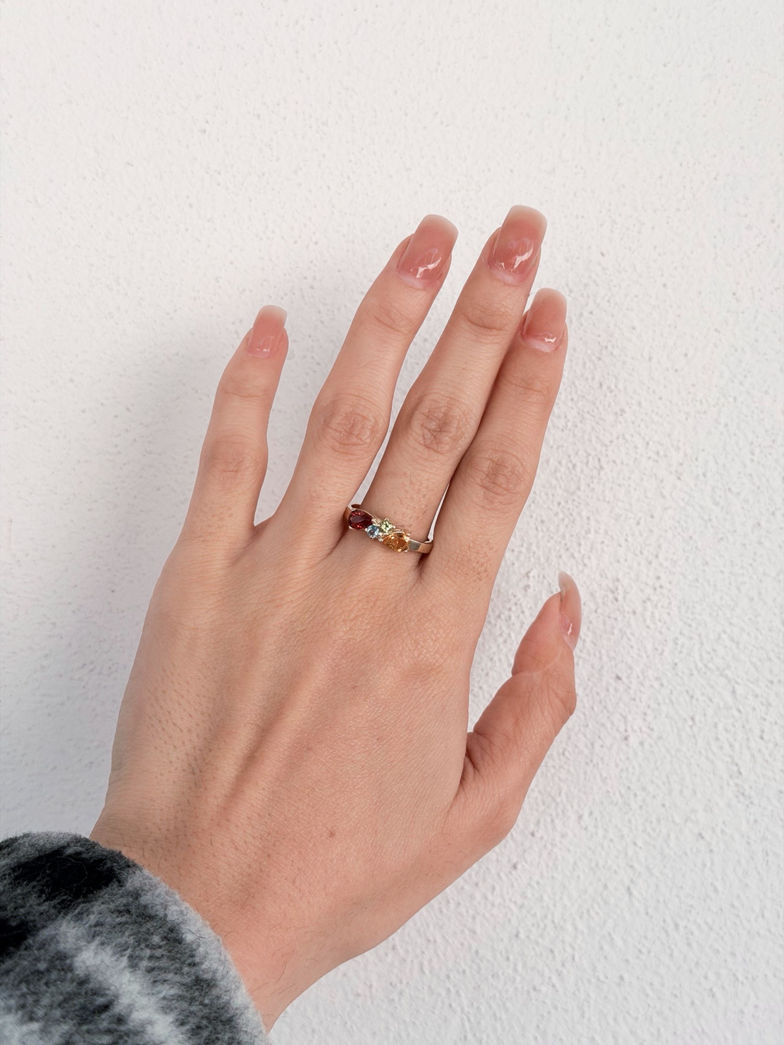 Family Ring 4 piedras Diseño 6 - Anillo Familiar de Oro (10k, 14k, 18k) o Plata 0.925 y Piedras de Nacimiento