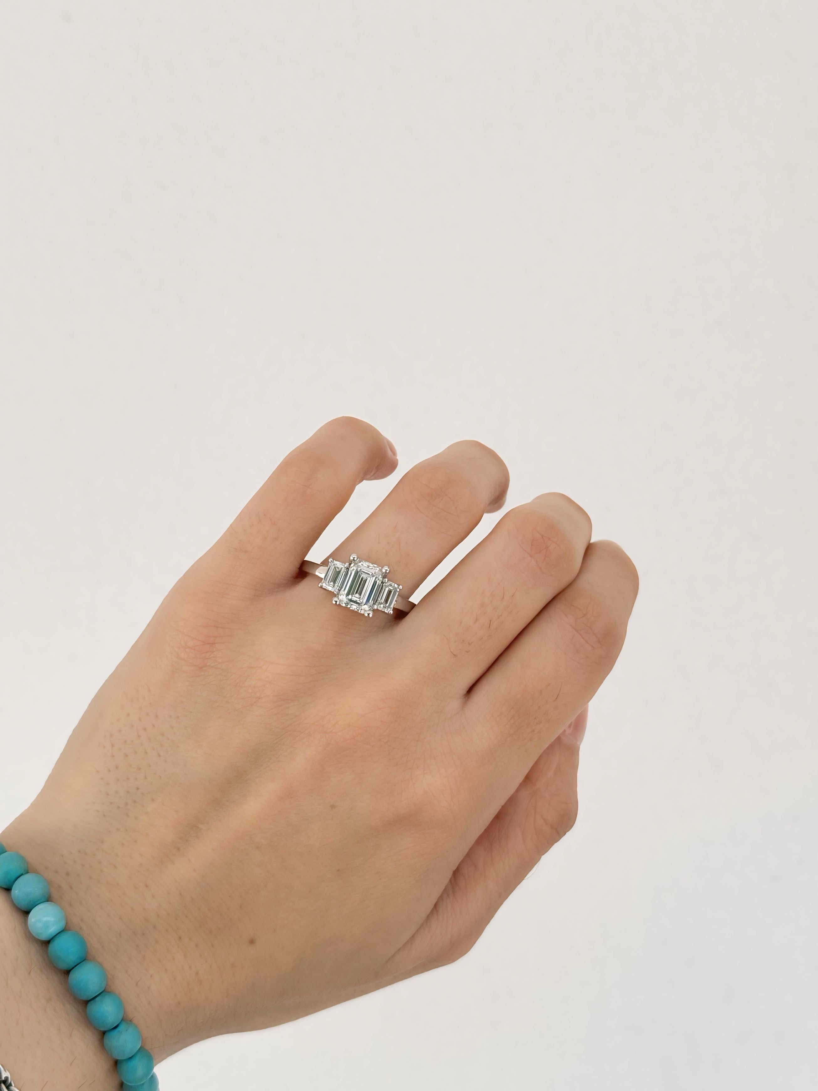 Anillo de Compromiso Echo 2.60 Corte ESMERALDA trilogy- Anillo de Compromiso en Oro (10k, 14k, 18k) o Plata 0.925 y Diamante Lab-Grown o Moissanita