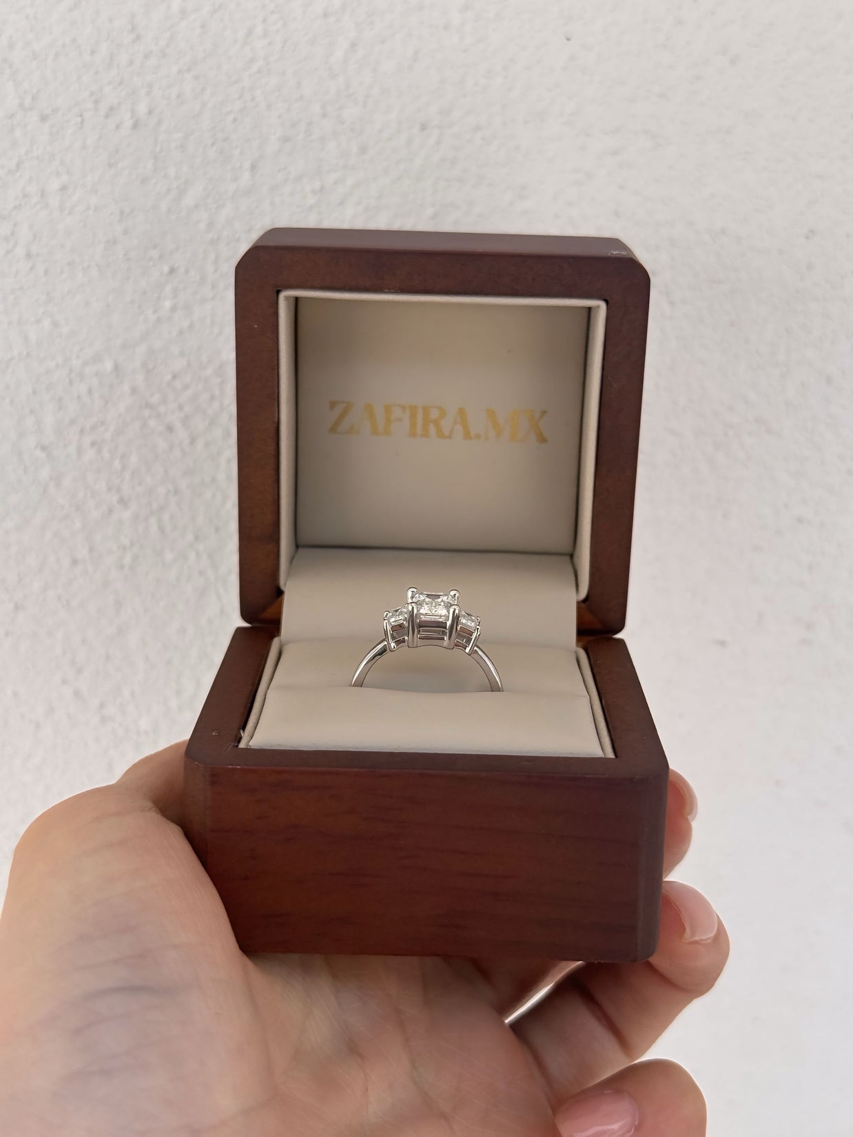 Anillo de Compromiso Echo 2.60 Corte ESMERALDA trilogy- Anillo de Compromiso en Oro (10k, 14k, 18k) o Plata 0.925 y Diamante Lab-Grown o Moissanita