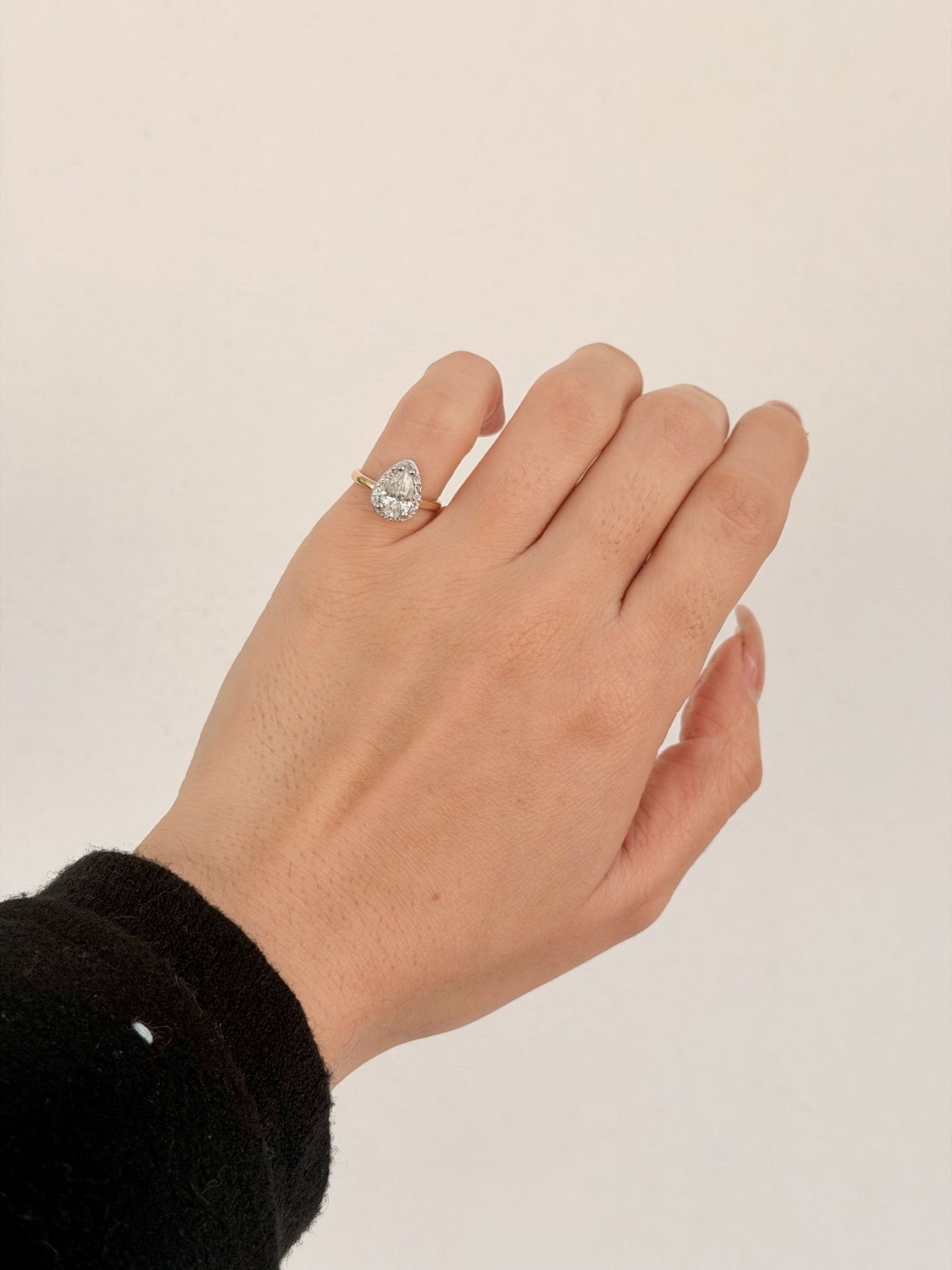 Pinky Ring Gala 1.0ct Corte Pera con Halo - Joyería Fina en Oro Sólido (10k, 14k, 18k) o plata 0.925