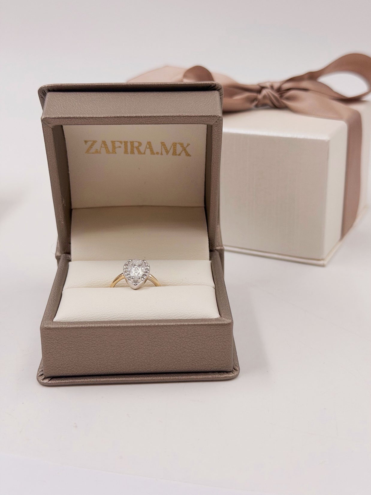 Pinky Ring Gala 1.0ct Corte Pera con Halo - Joyería Fina en Oro Sólido (10k, 14k, 18k) o plata 0.925