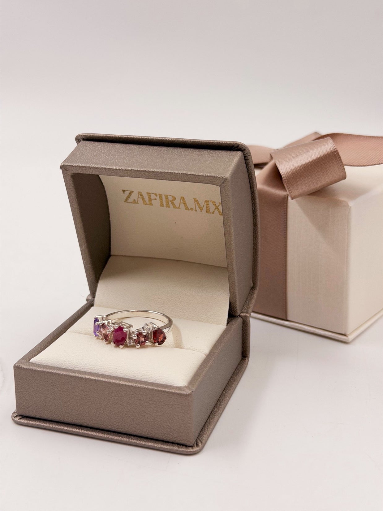 Family Ring 5 piedras Diseño 1 - Anillo Familiar de Oro (10k, 14k, 18k) o Plata 0.925 y Piedras de Nacimiento