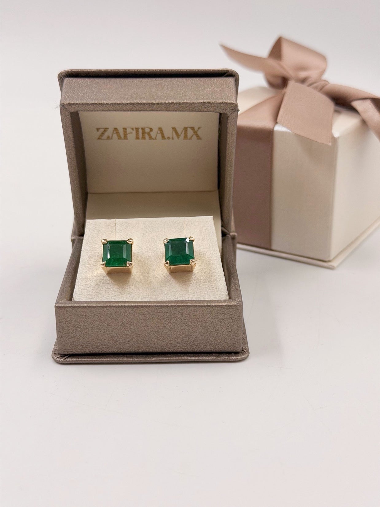 Aretes de Esmeralda Corte Princesa (Cuadrada) con Acento de Diamante - Oro (10k, 14k y 18k) y Plata 0.925