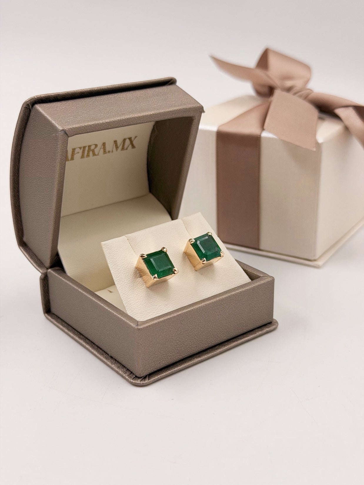 Aretes de Esmeralda Corte Princesa (Cuadrada) con Acento de Diamante - Oro (10k, 14k y 18k) y Plata 0.925