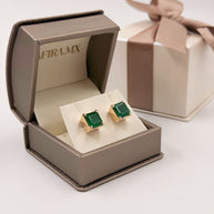 Aretes de Esmeralda Corte Princesa (Cuadrada) con Acento de Diamante - Oro (10k, 14k y 18k) y Plata 0.925