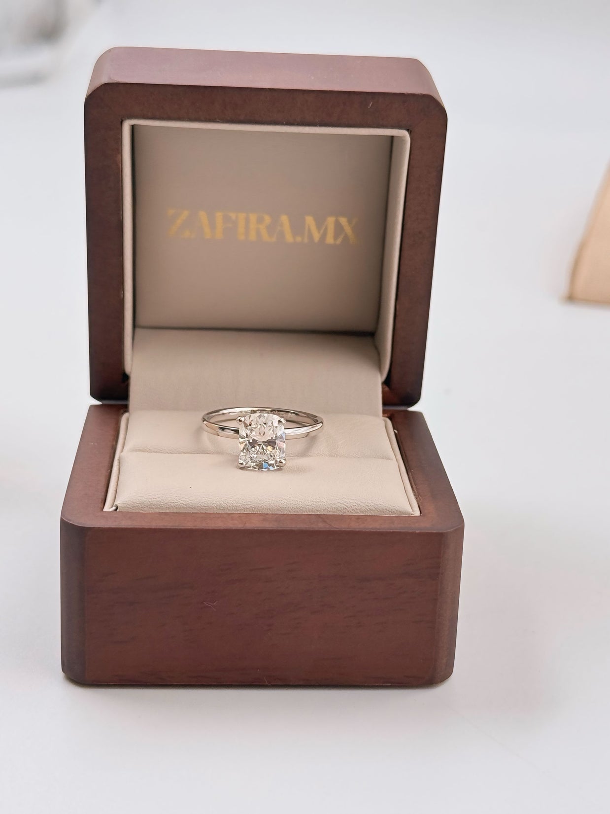 Anillo de Compromiso Elara 2.5ct Corte CUSHION Elongated solitario- Anillo de Compromiso en Oro (10k, 14k, 18k) Y Diamante Lab-Grown