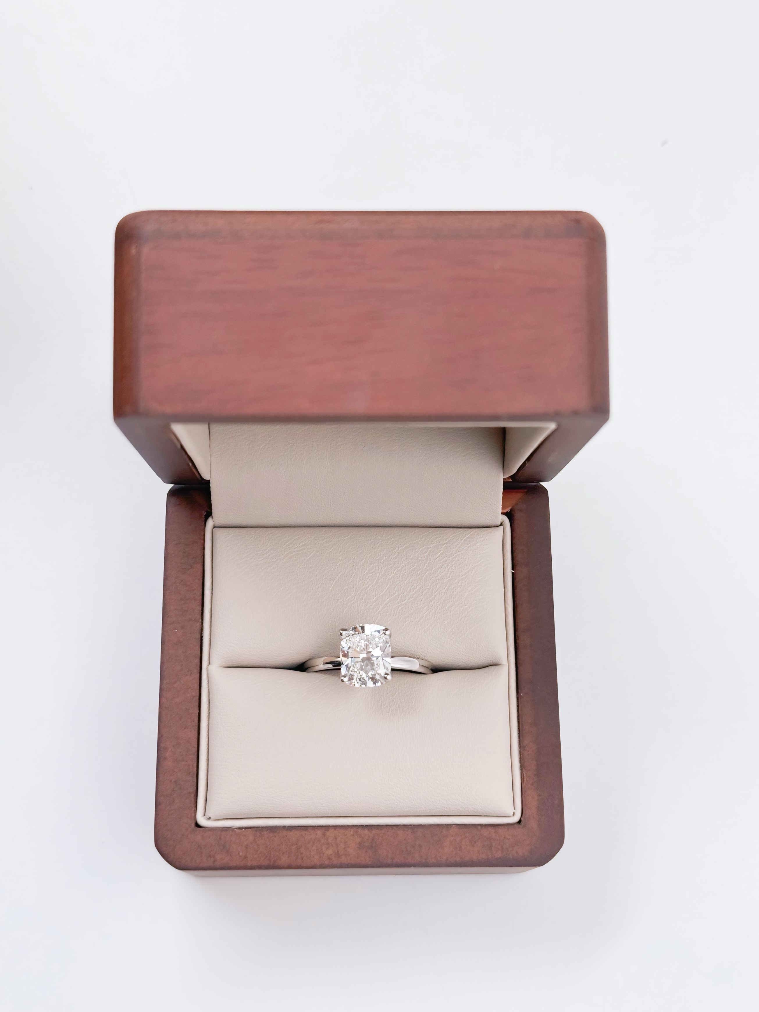 Anillo de Compromiso Elara 2.5ct Corte CUSHION Elongated solitario- Anillo de Compromiso en Oro (10k, 14k, 18k) Y Diamante Lab-Grown