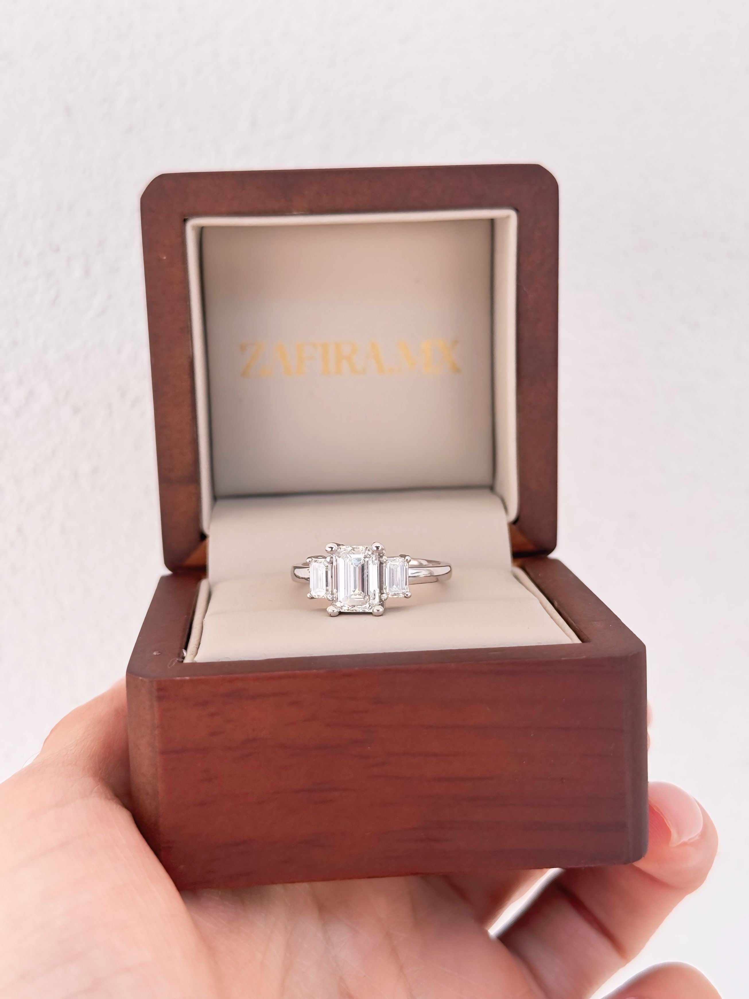 Anillo de Compromiso Echo 2.60 Corte ESMERALDA trilogy- Anillo de Compromiso en Oro (10k, 14k, 18k) o Plata 0.925 y Diamante Lab-Grown o Moissanita