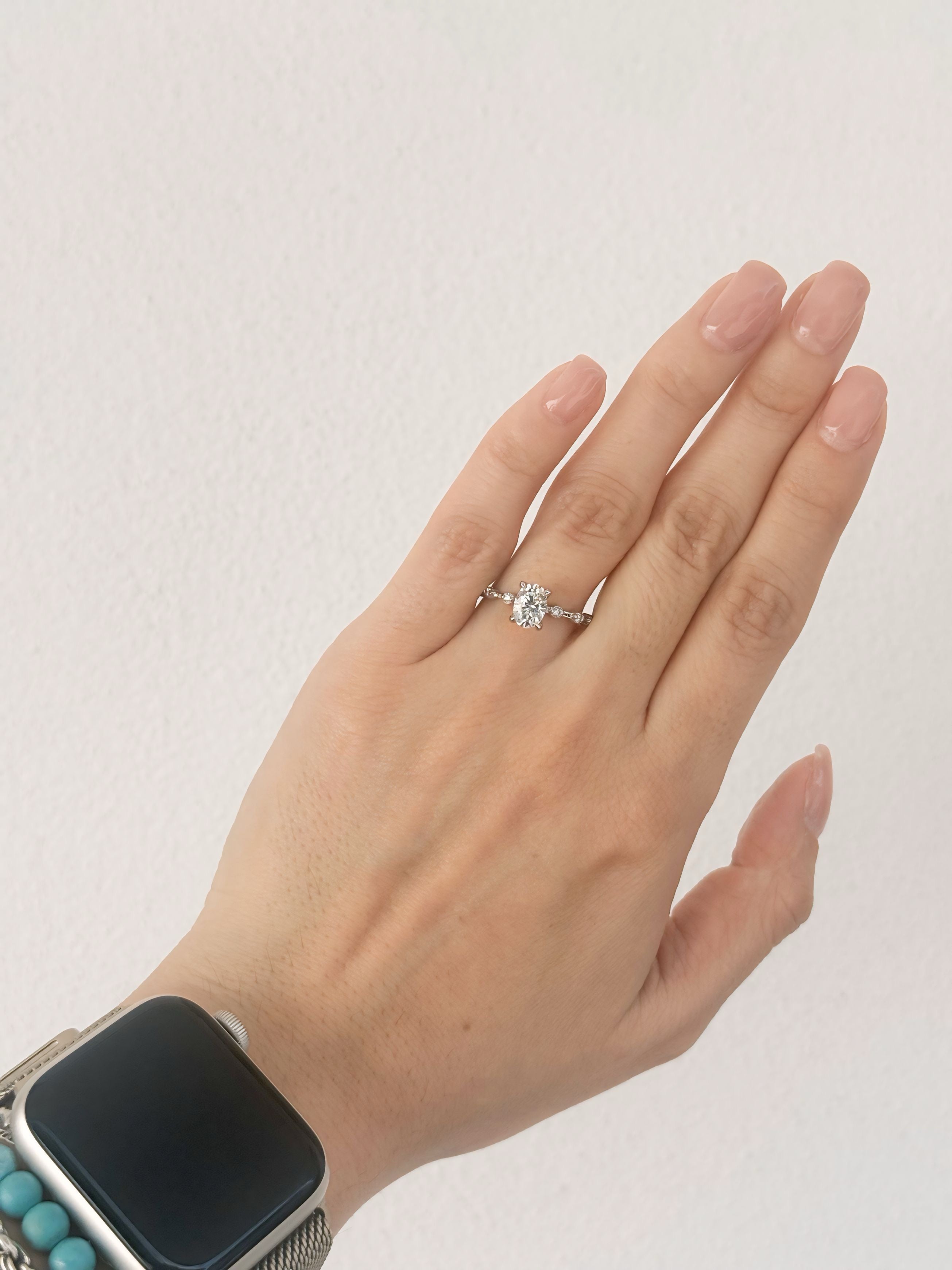 Anillo de Compromiso Eros 1.0ct Corte OVAL con Piedras Laterales- Anillo de Compromiso en Oro (10k, 14k, 18k) o Plata 0.925 y Diamante Lab-Grown o Moissanita