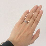 Anillo de Compromiso Eros 1.0ct Corte OVAL con Piedras Laterales- Anillo de Compromiso en Oro (10k, 14k, 18k) o Plata 0.925 y Diamante Lab-Grown o Moissanita