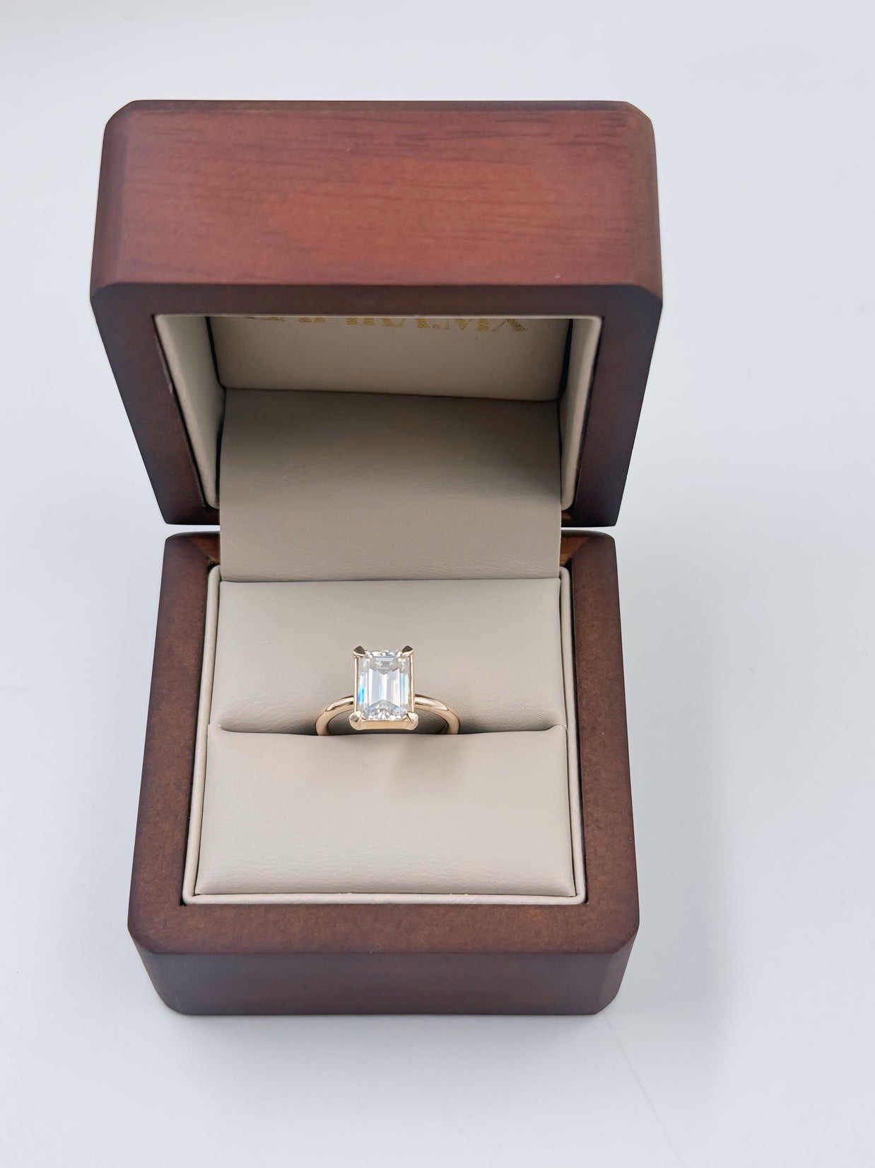 Anillo de Compromiso Astrid 2.5ct Corte ESMERALDA solitario- Anillo de Compromiso en Oro (10k, 14k, 18k) o Plata 0.925 y Diamante Lab-Grown o Moissanita