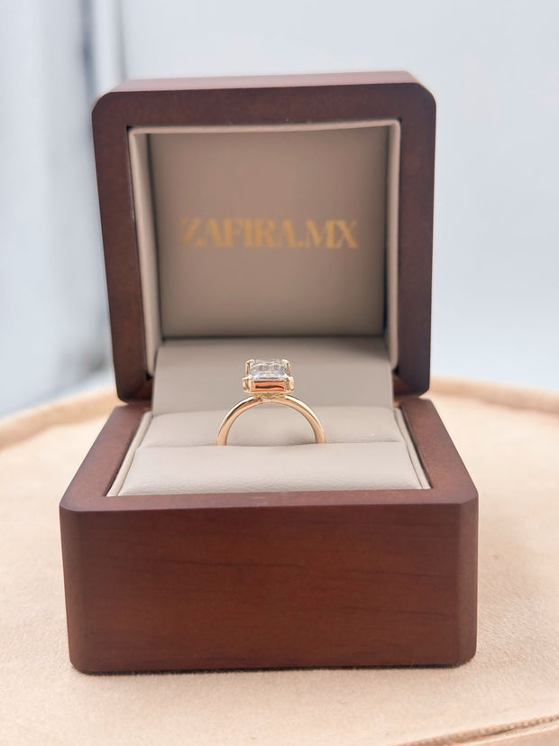 Anillo de Compromiso Astrid 2.5ct Corte ESMERALDA solitario