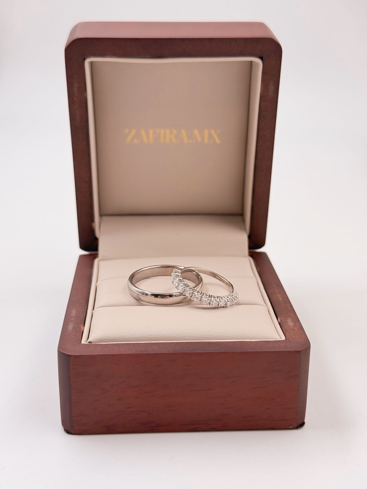 Argollas Maite con incrustaciones Diamante Lab Grown