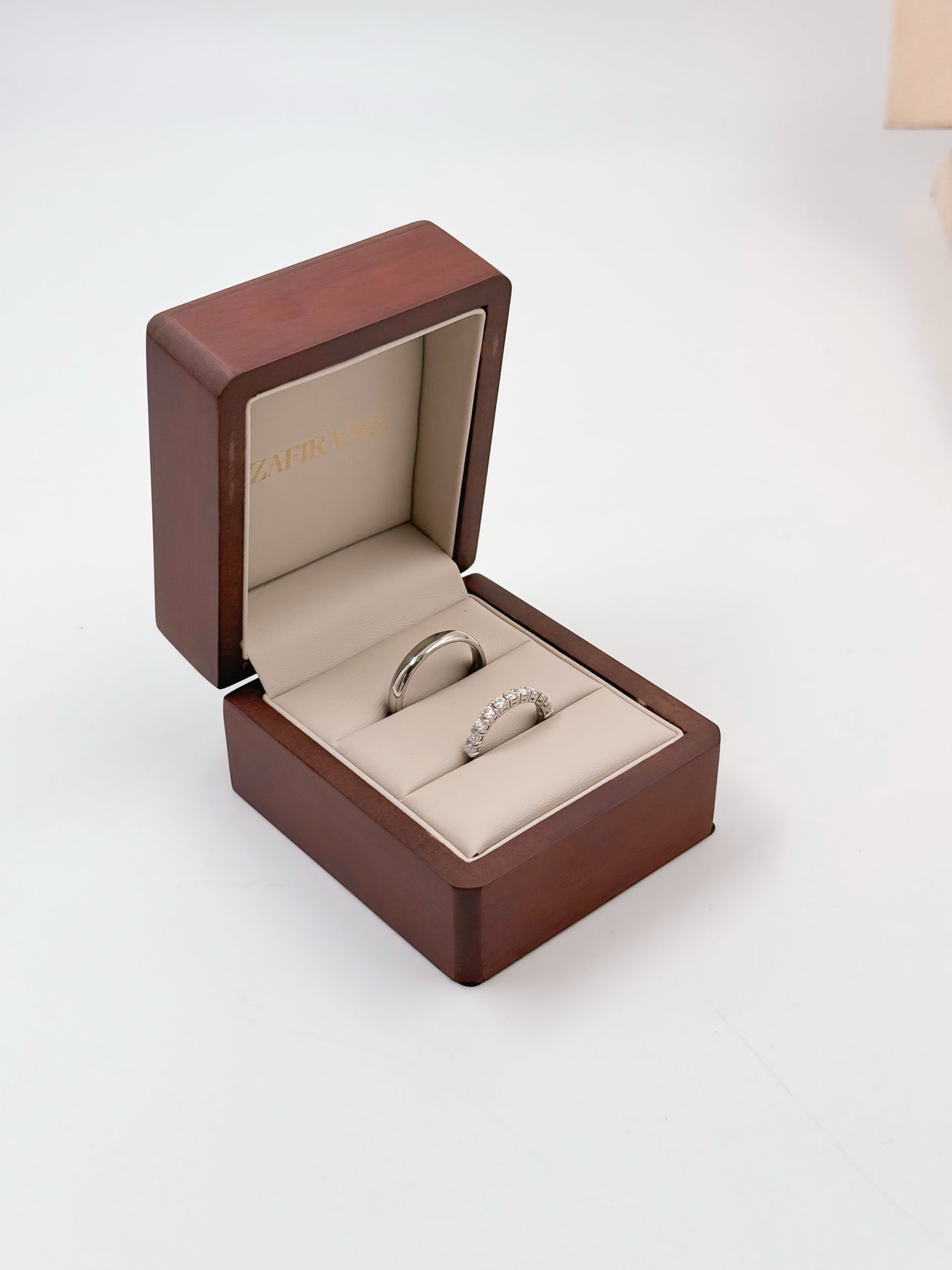 Argollas Maite con incrustaciones Diamante Lab Grown