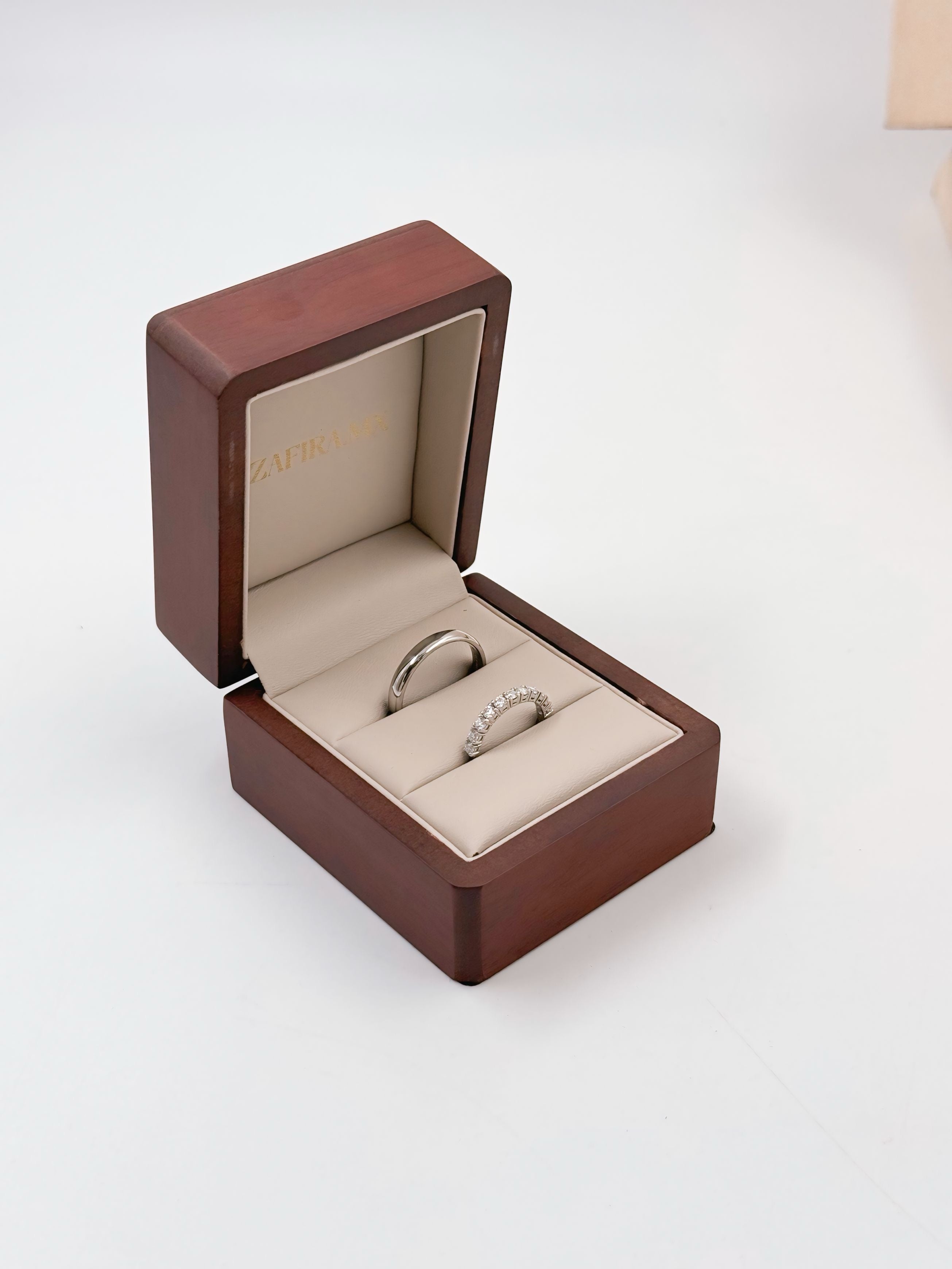 Argollas Maite con incrustaciones Diamante Lab Grown