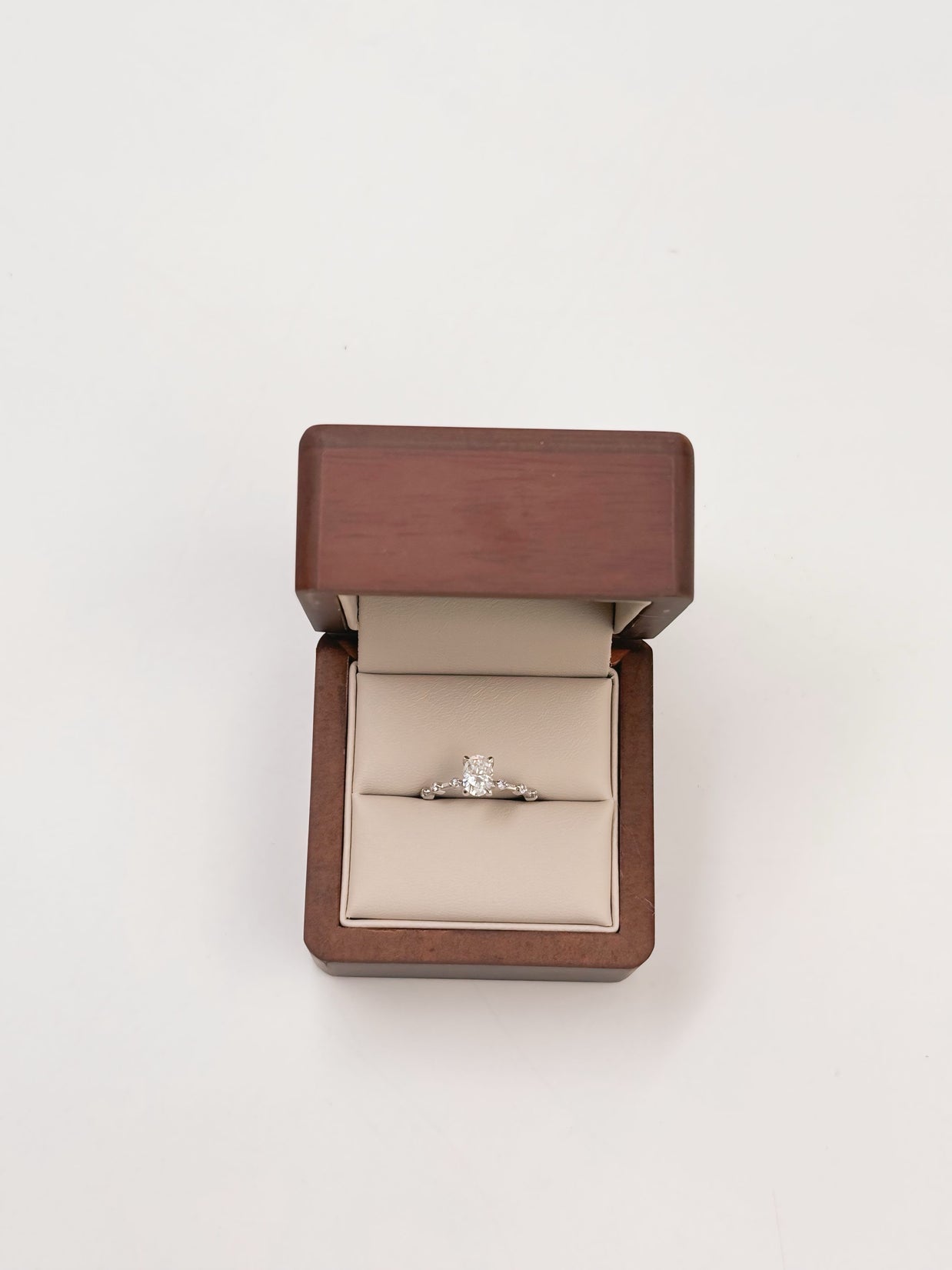 Anillo de Compromiso Eros 1.0ct Corte OVAL con Piedras Laterales- Anillo de Compromiso en Oro (10k, 14k, 18k) o Plata 0.925 y Diamante Lab-Grown o Moissanita