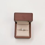 Anillo de Compromiso Eros 1.0ct Corte OVAL con Piedras Laterales- Anillo de Compromiso en Oro (10k, 14k, 18k) o Plata 0.925 y Diamante Lab-Grown o Moissanita