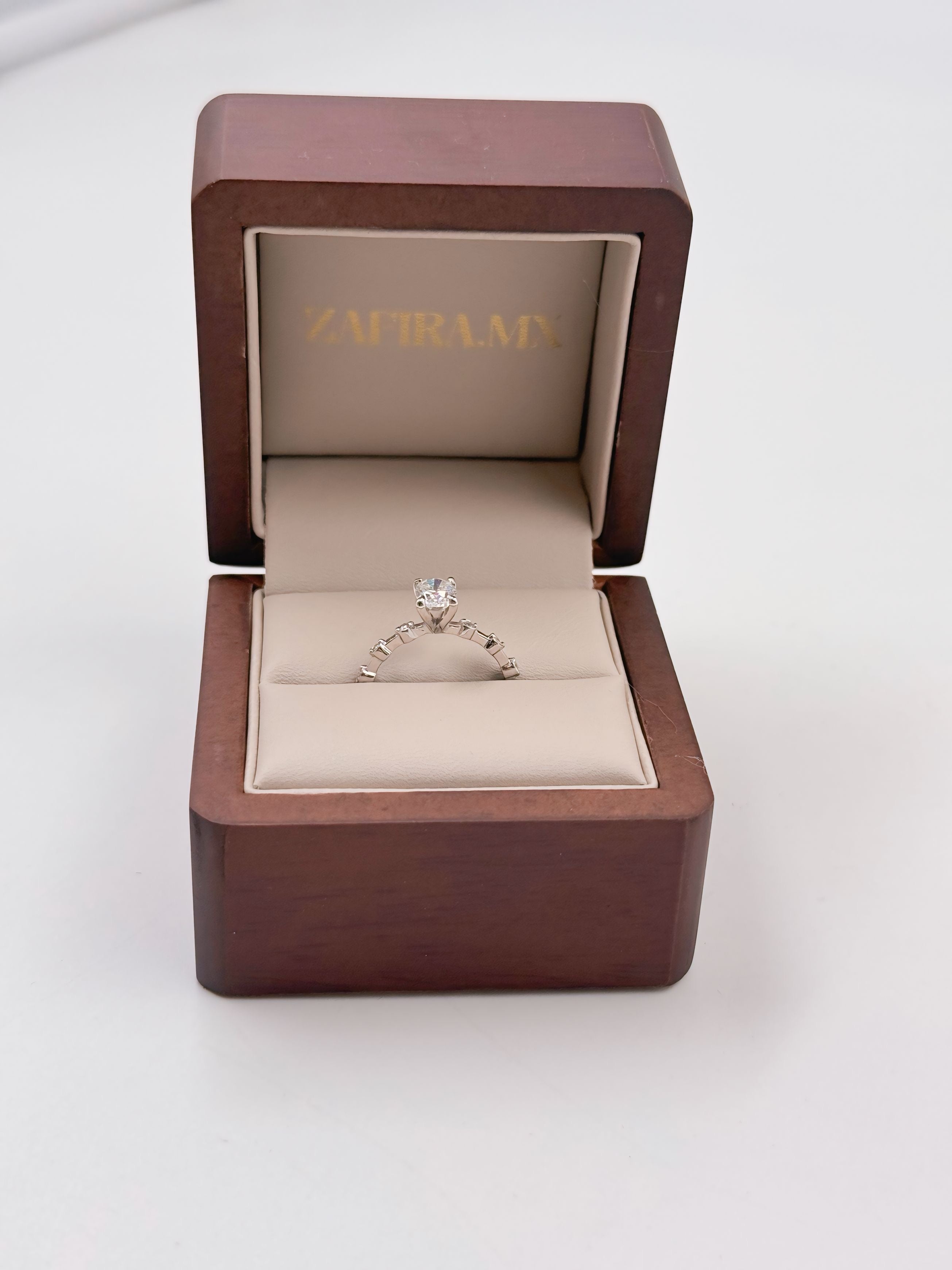 Anillo de Compromiso Eros 1.0ct Corte OVAL con Piedras Laterales- Anillo de Compromiso en Oro (10k, 14k, 18k) o Plata 0.925 y Diamante Lab-Grown o Moissanita