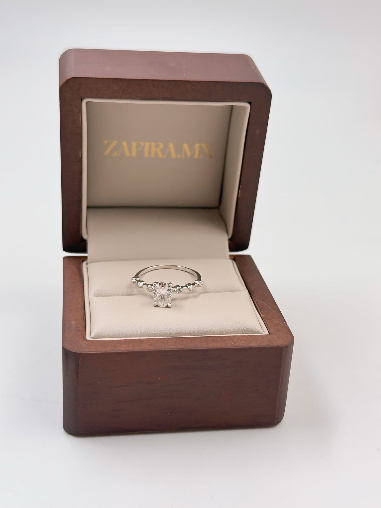 Anillo de Compromiso Eros 1.0ct Corte OVAL con Piedras Laterales- Anillo de Compromiso en Oro (10k, 14k, 18k) o Plata 0.925 y Diamante Lab-Grown o Moissanita